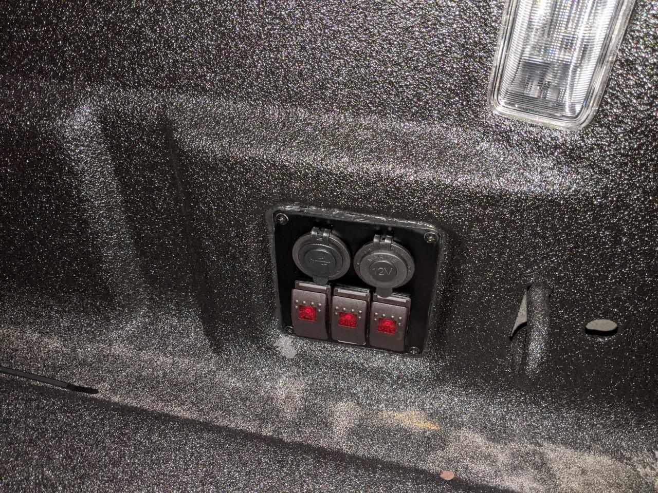 Jeep Gladiator No bedliner or power plug - QUESTION jeep light 1