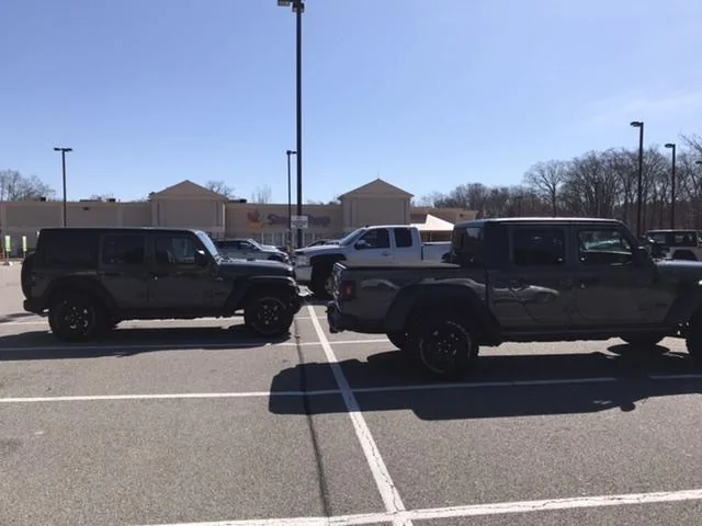 Jeep Gladiator Jeeps Parking Next To Jeeps 91D2500A-F342-4952-B6AF-7E52E257FFE7