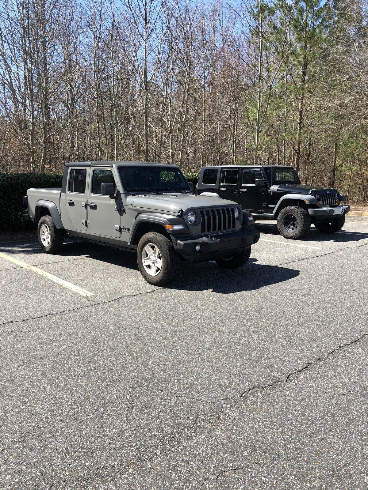 Jeep Gladiator Jeeps Parking Next To Jeeps 5D4A8DFE-83AF-4C3D-894D-B85BE43AFD28
