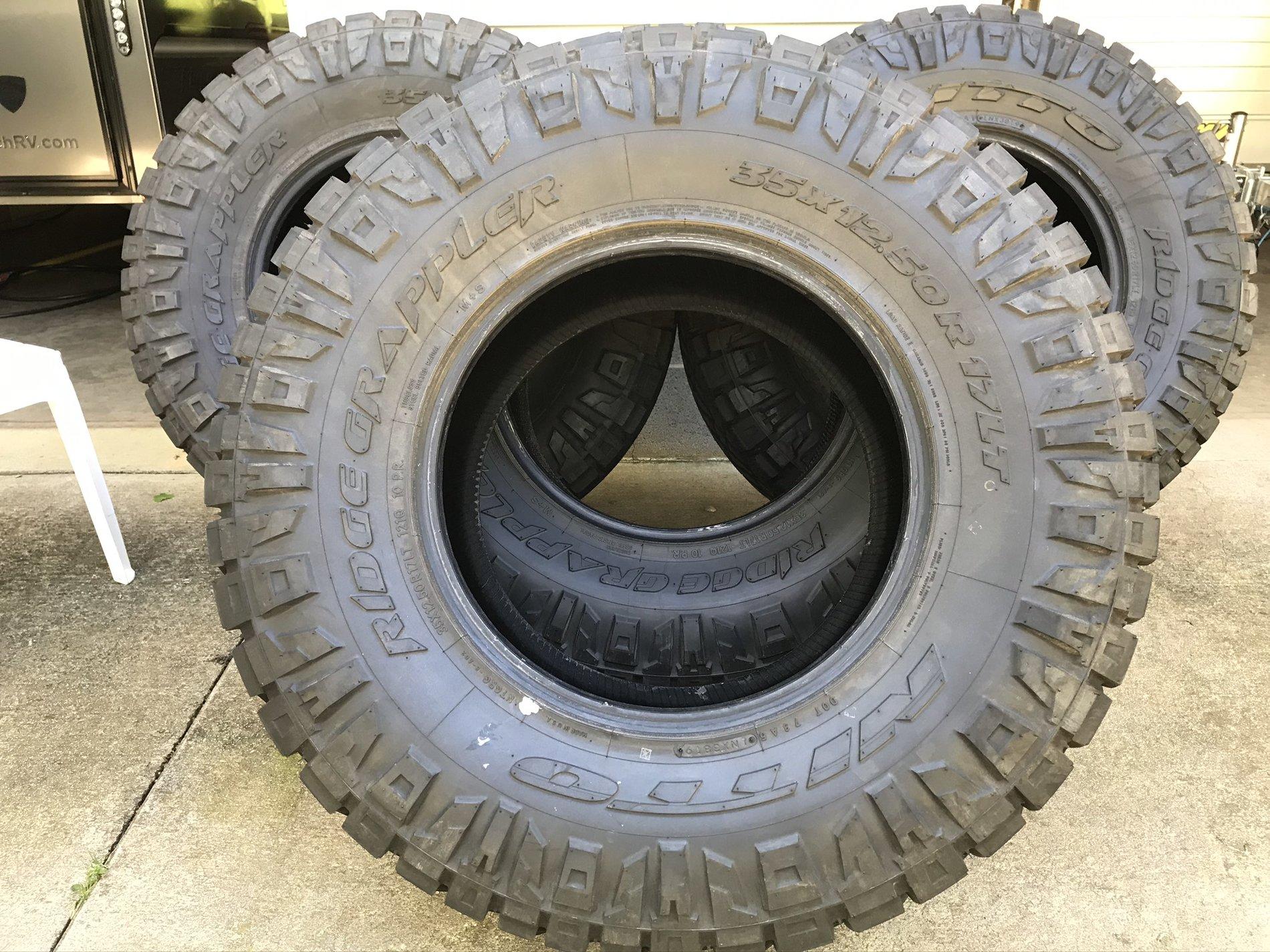 Jeep Gladiator Nitto Ridge Grapplers 35 x 12.5 x 17 1042945E-A45A-4E39-AE41-1C8ED38575BC