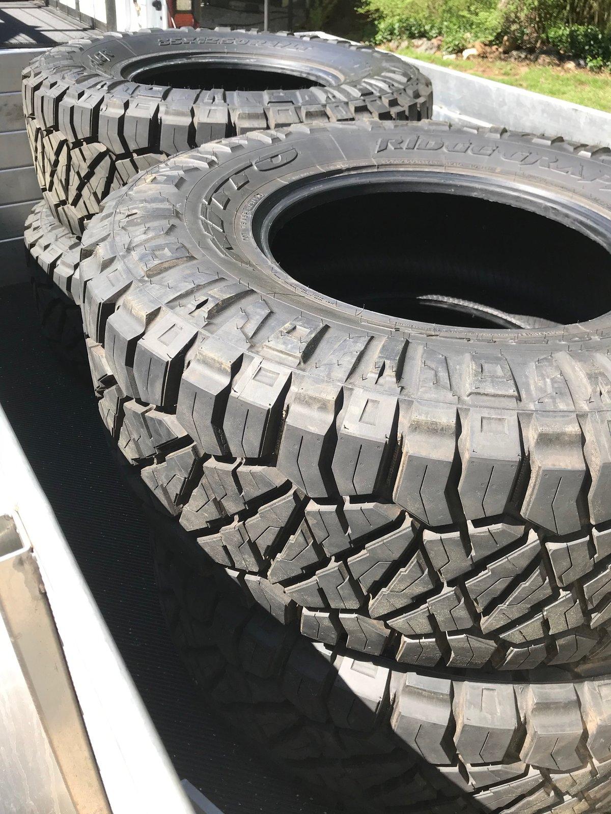 Jeep Gladiator Nitto Ridge Grapplers 35 x 12.5 x 17 IMG_4581