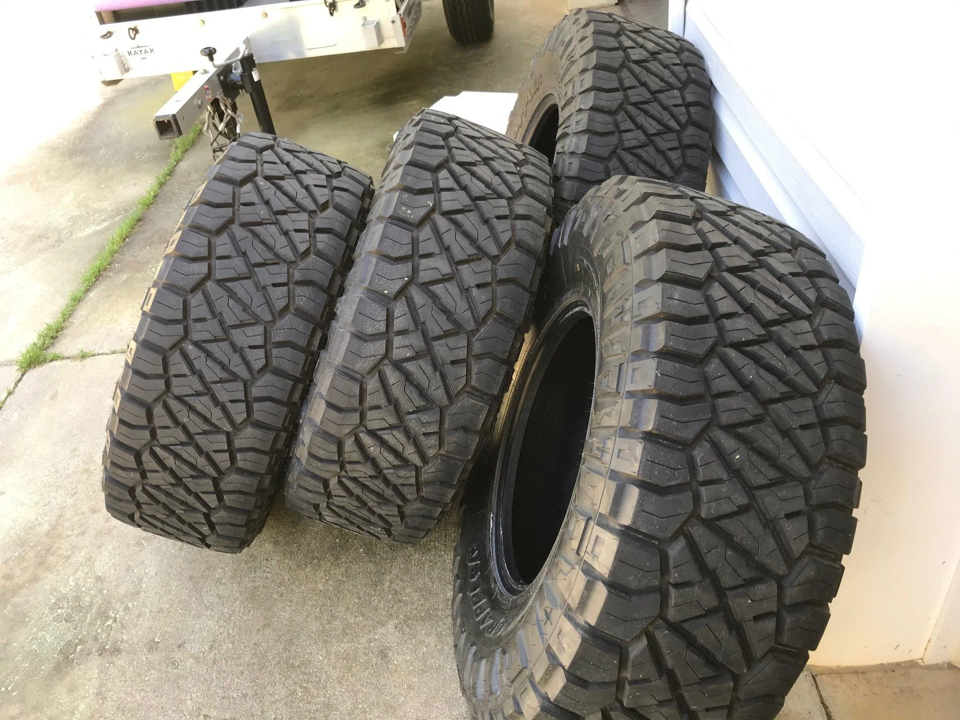 Jeep Gladiator Nitto Ridge Grappler 35x12.5x17 and Rubicon Wheels IMG_4587