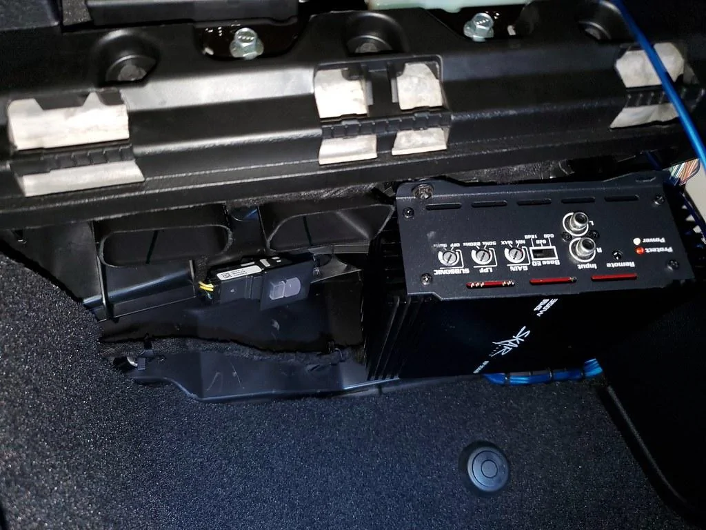 Jeep Gladiator Stealth Amp Sub Install (under dash) 49685951416_455668d7e6_
