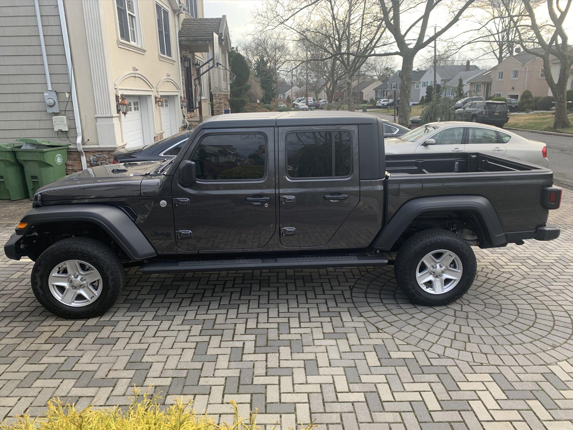 Jeep Gladiator AEV 49B4D8DE-33E9-48F2-8514-0B592EC3A74D