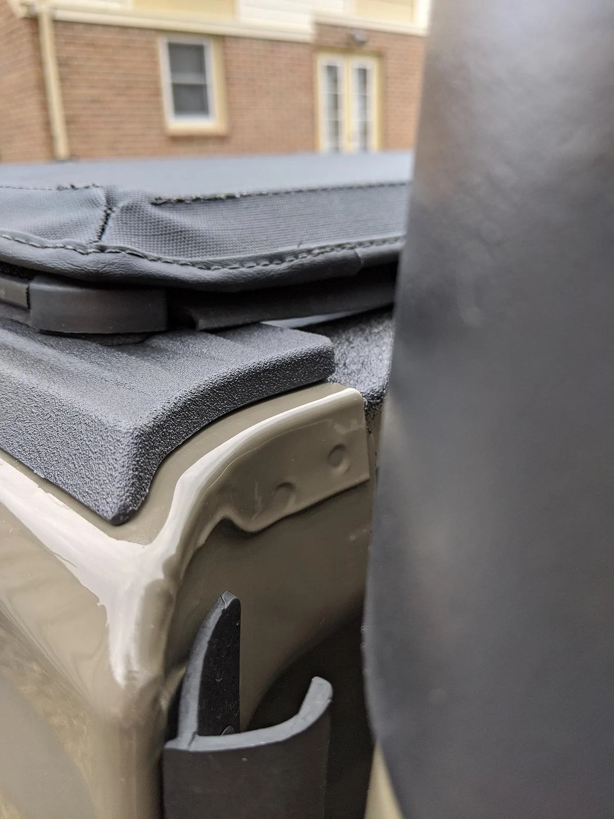 jt tonneau front rail gap.jpg