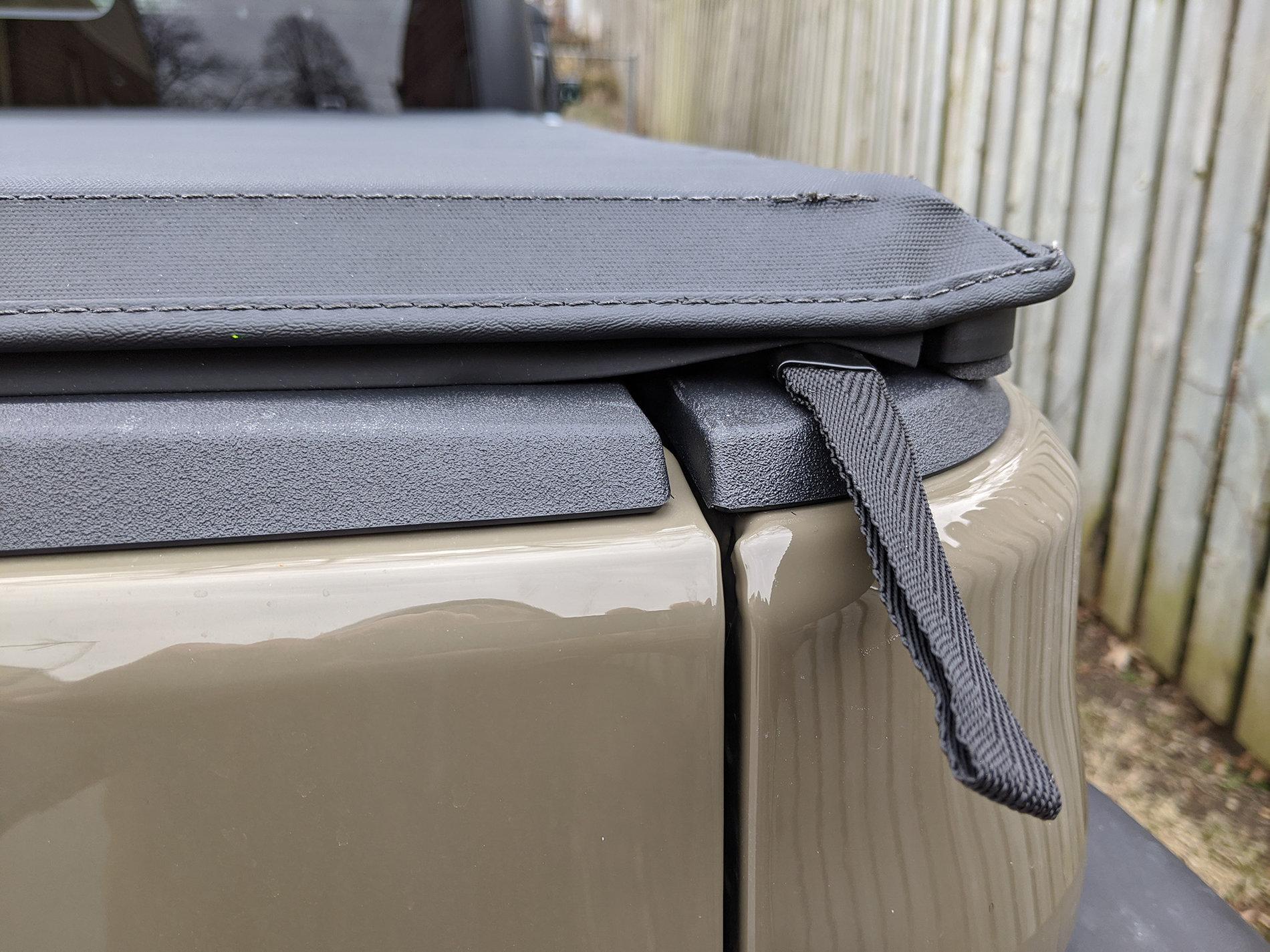 jt tonneau rear rail release.jpg