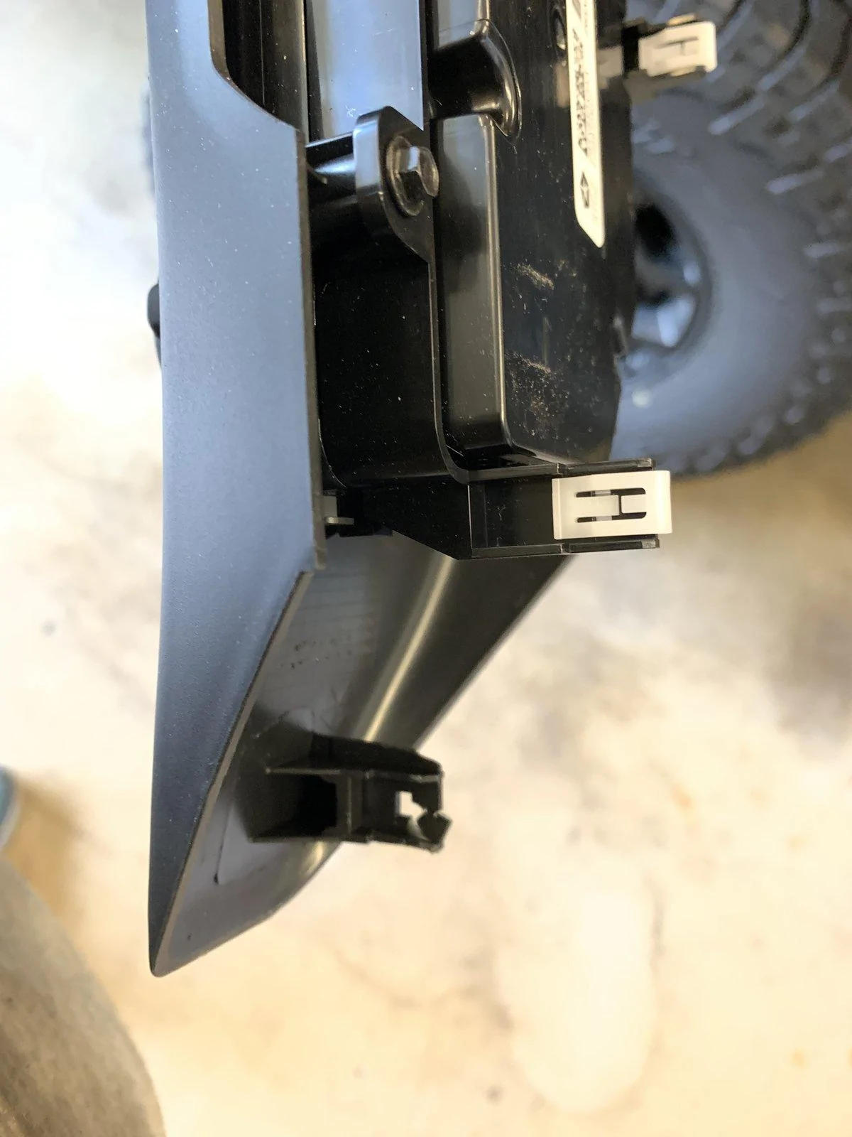 Jeep Gladiator Warning: Center Bezel Trim Is Fragile IMG_5712