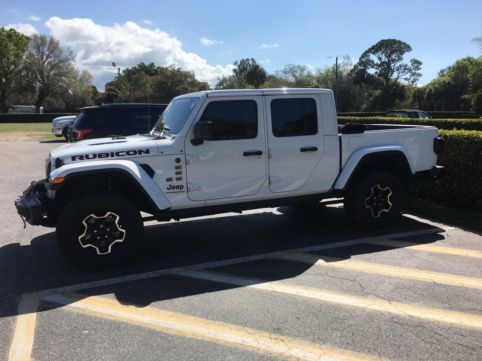 Jeep Gladiator BRIGHT WHITE Gladiator JT Club BC346146-003D-4D3B-A5F1-DE41985C7C7F