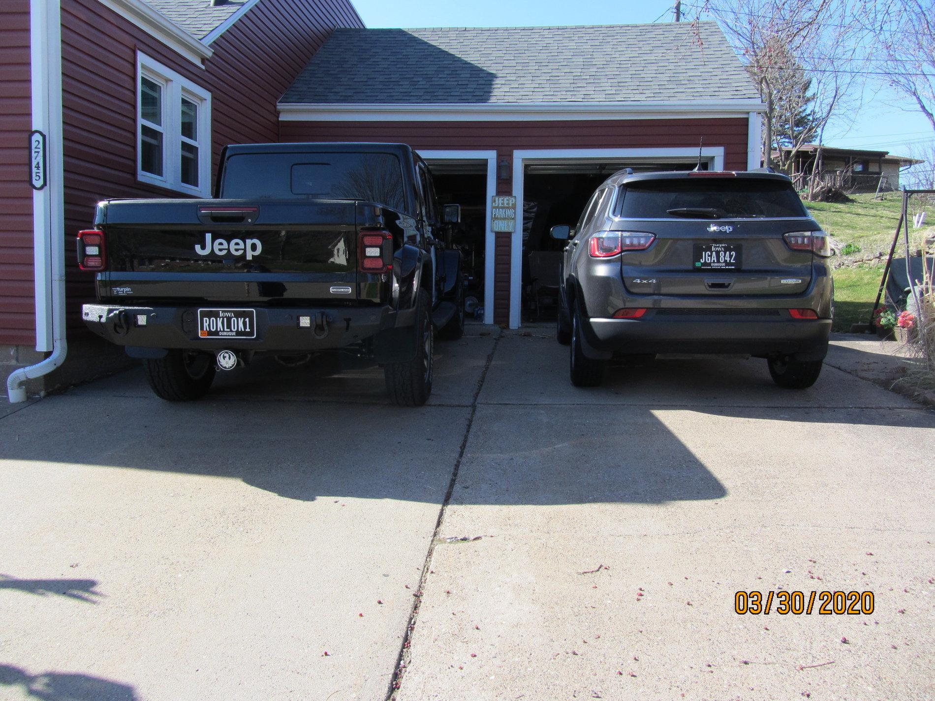 Jeep Gladiator Jeeps Parking Next To Jeeps IMG_0550.JPG