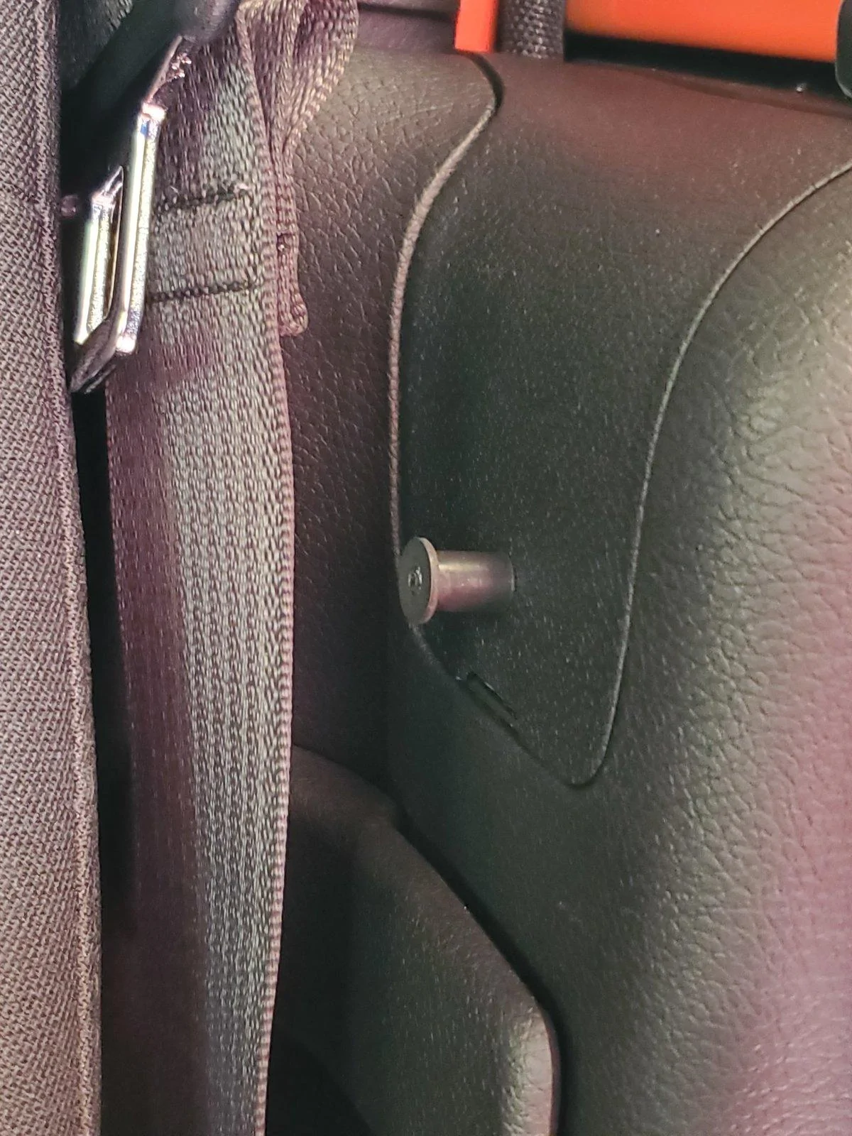 Jeep Gladiator Pro tip. Pull knob install for hard top cover. 20200331_131821