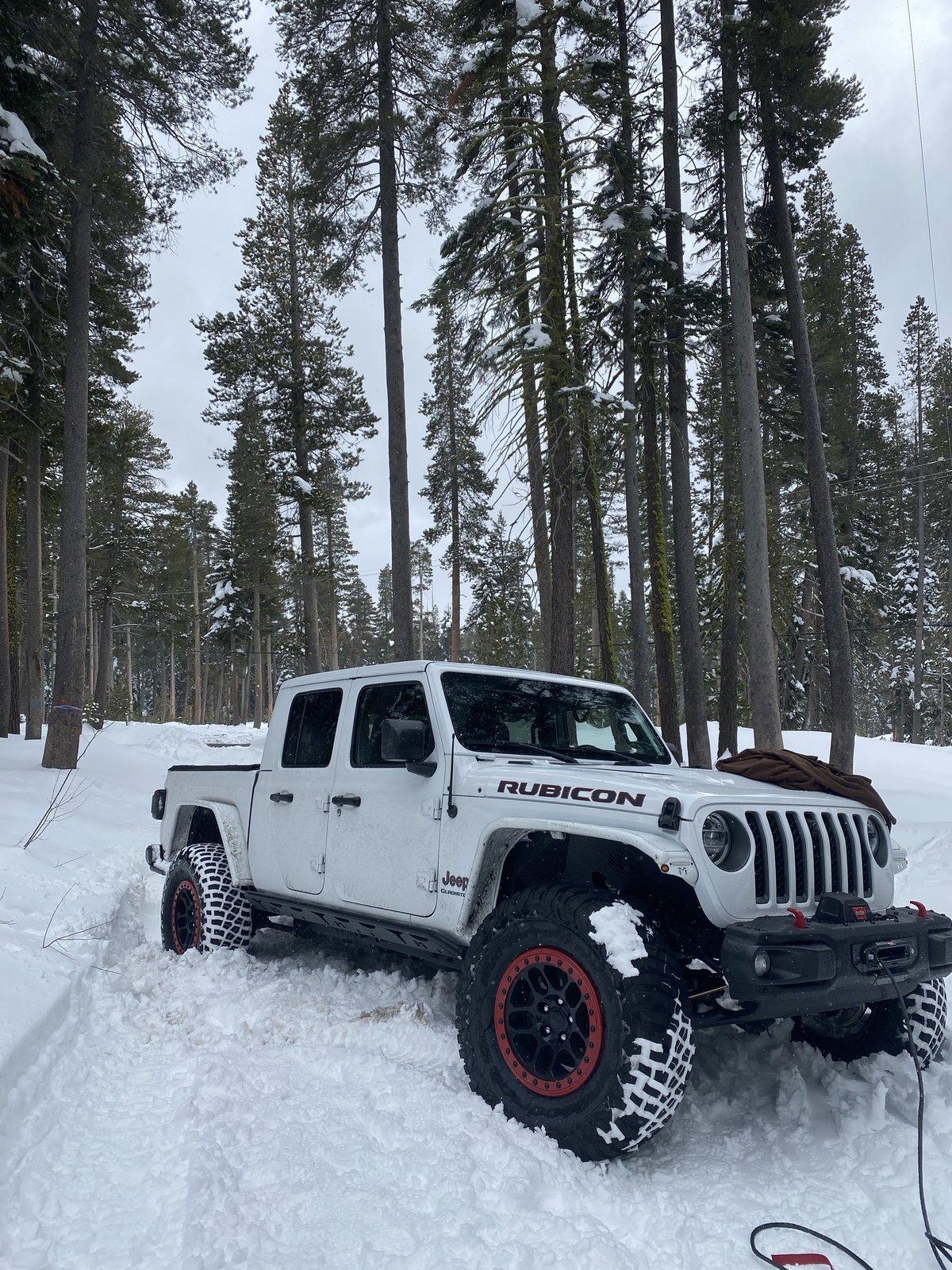 Jeep Gladiator Fun snow day! Shout out to Jon @ VividRacing and Warn yv5Ztk7wTGqGzcNtNdwq3A