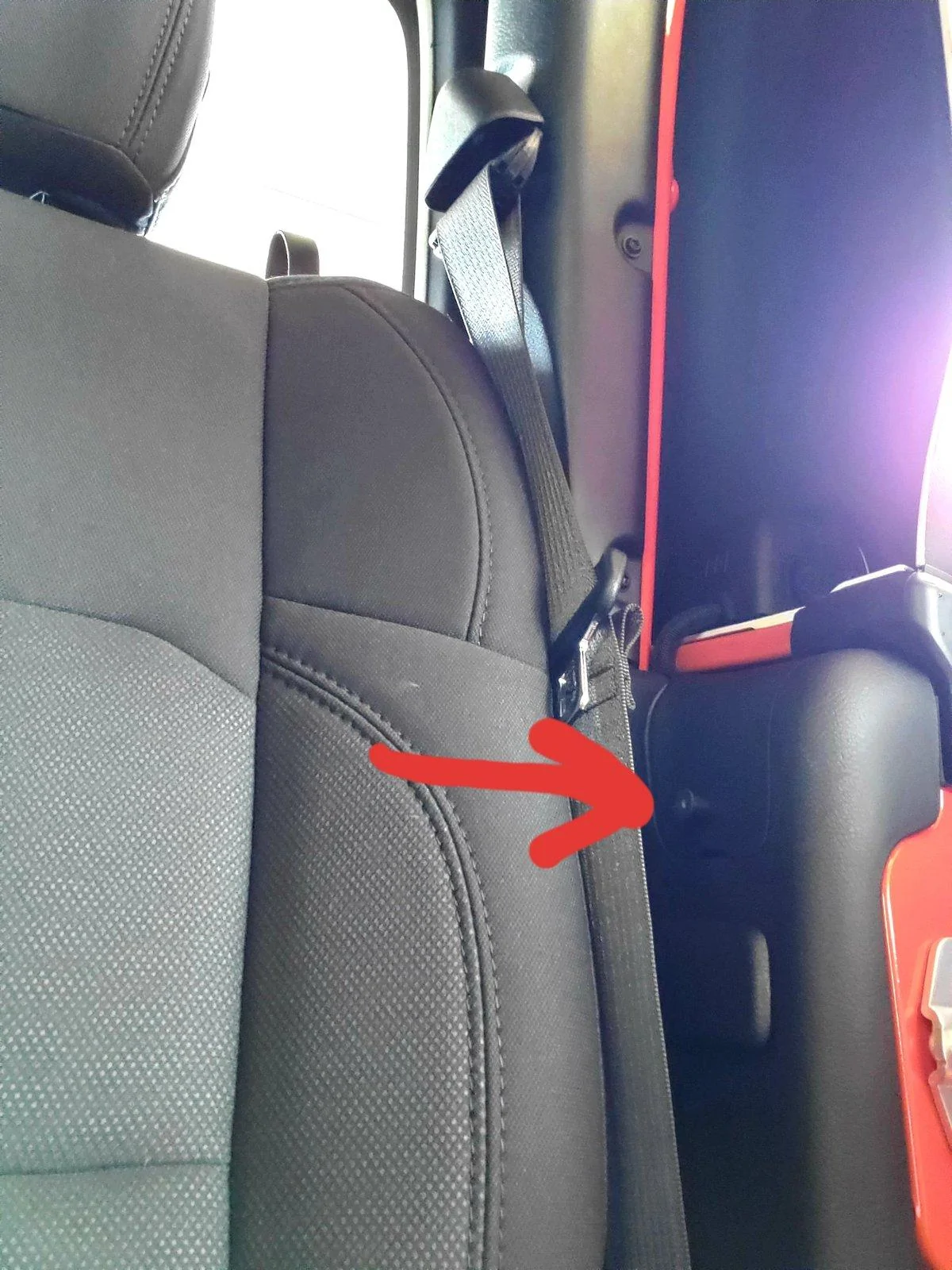 Jeep Gladiator Pro tip. Pull knob install for hard top cover. 20200331_160836
