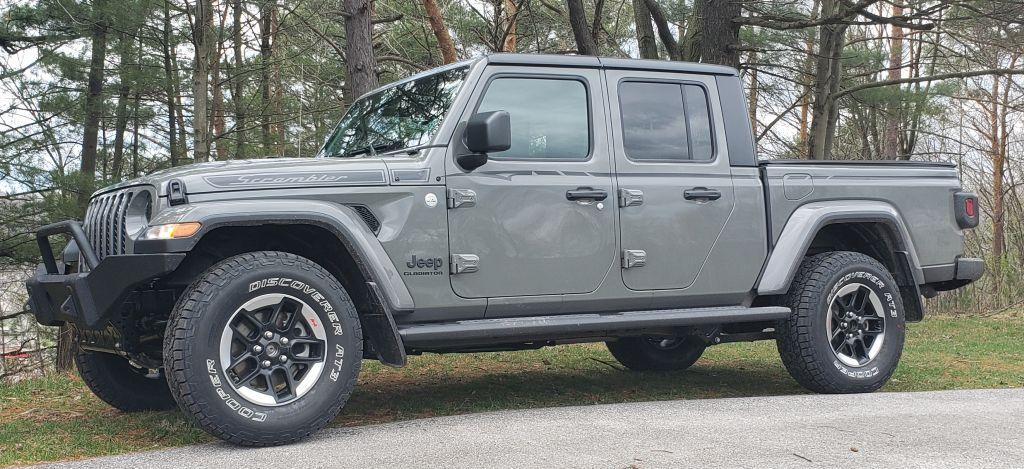 Jeep Gladiator Let's see 'em - Larger tires on Sport S wheels 20200401_143635cc