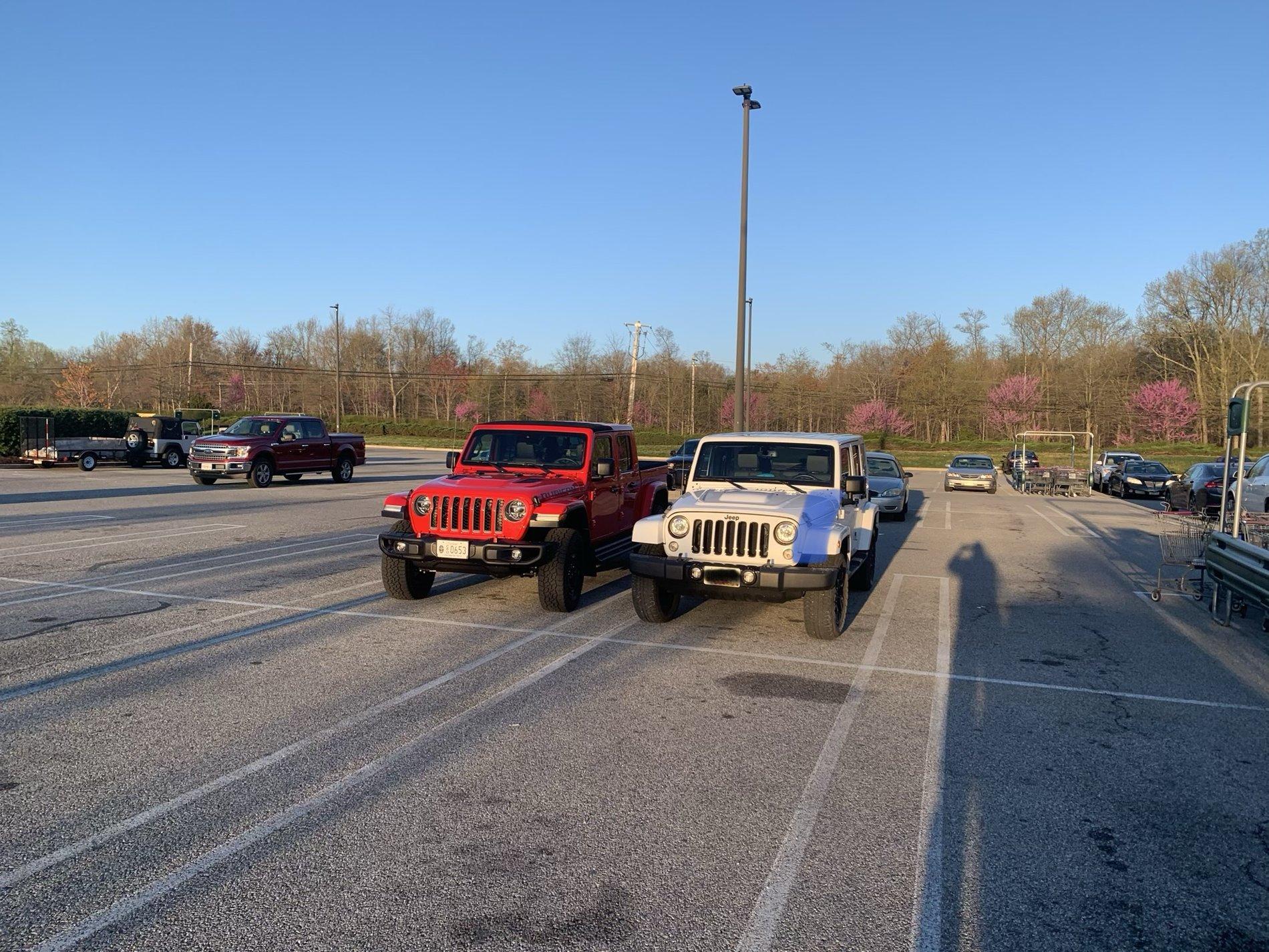 Jeep Gladiator Jeeps Parking Next To Jeeps C72543E4-8EAD-4183-B19E-3DC7E01617BC_1_201_a