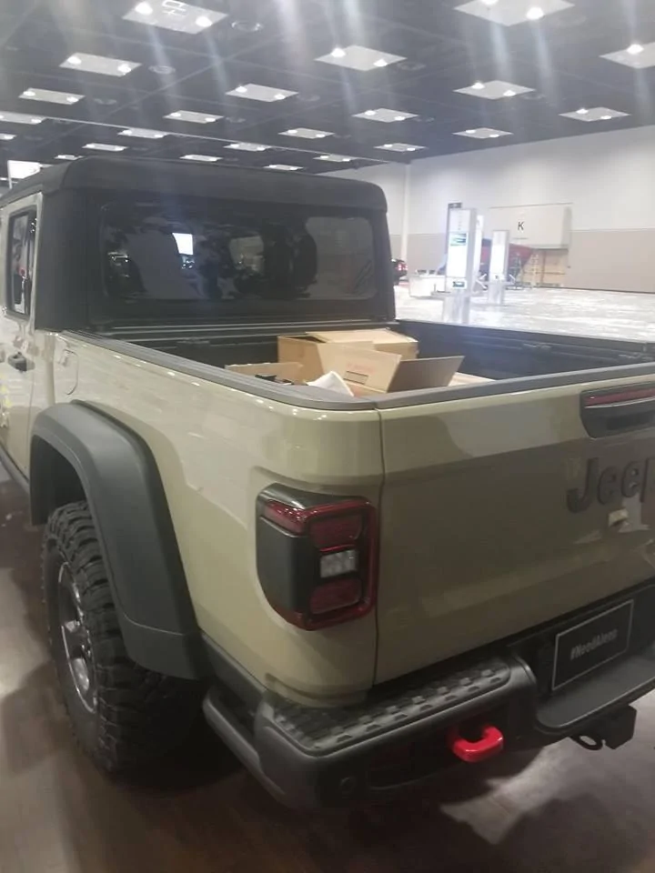 Jeep Gladiator Gladiator soft top rear window 3F07C20F-031B-484C-9C54-DE7088ABB4F5