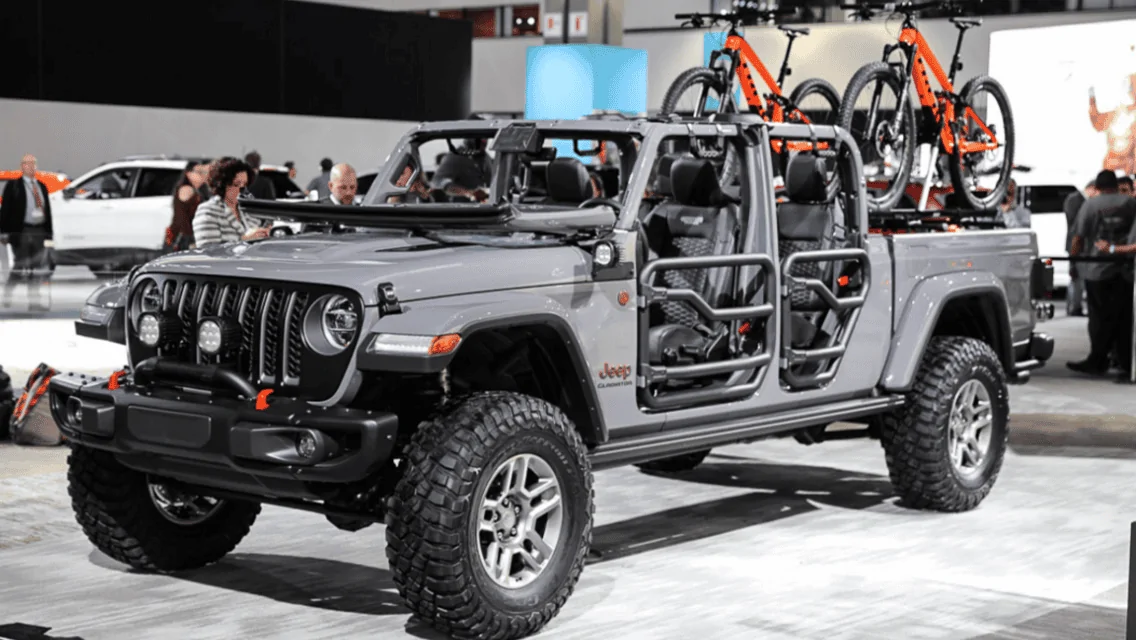 Jeep Gladiator 2020 Jeep Gladiator Spotted Testing in Black (Overland) and Billet Silver (Sport) DABC0D1C-D70F-4164-9636-0E0A0F017590