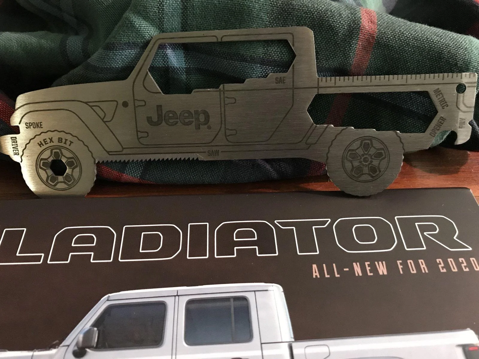 Jeep Gladiator Gladiator brochure with multi-tool SgDDcc6qRJy2cZmaAo8NOA