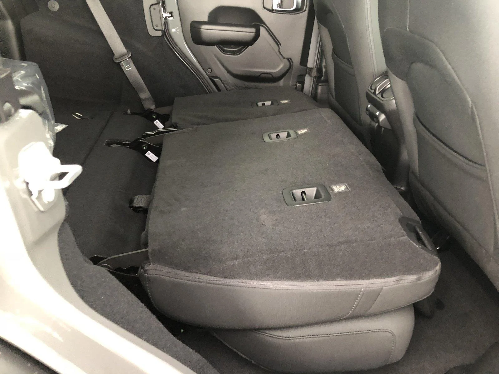 Jeep Gladiator Cloth seat versions - rear seat arm rest B883F24F-9D52-46D8-A3D0-29AF21EC54C6