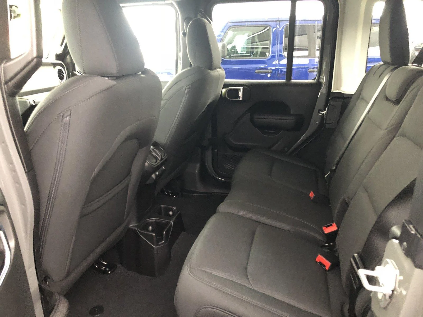 Jeep Gladiator Cloth seat versions - rear seat arm rest 521C743B-3648-46F6-8C3F-165EF8BD49ED