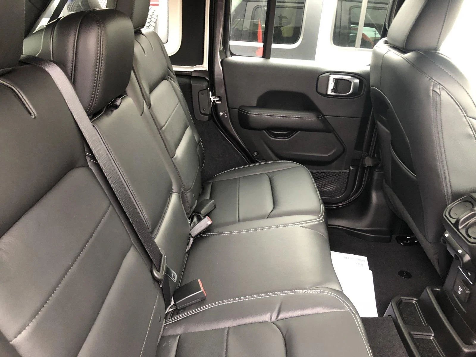 Jeep Gladiator Cloth seat versions - rear seat arm rest DBEDEC2A-C301-4EAE-BF54-2E1B10787AAF