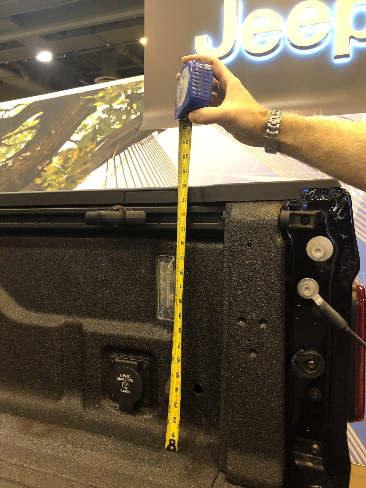 Jeep Gladiator Gladiator bed box depth / height is 17.5" from floor to top of rail AD648CAB-8A18-462D-A815-72ECAC517581