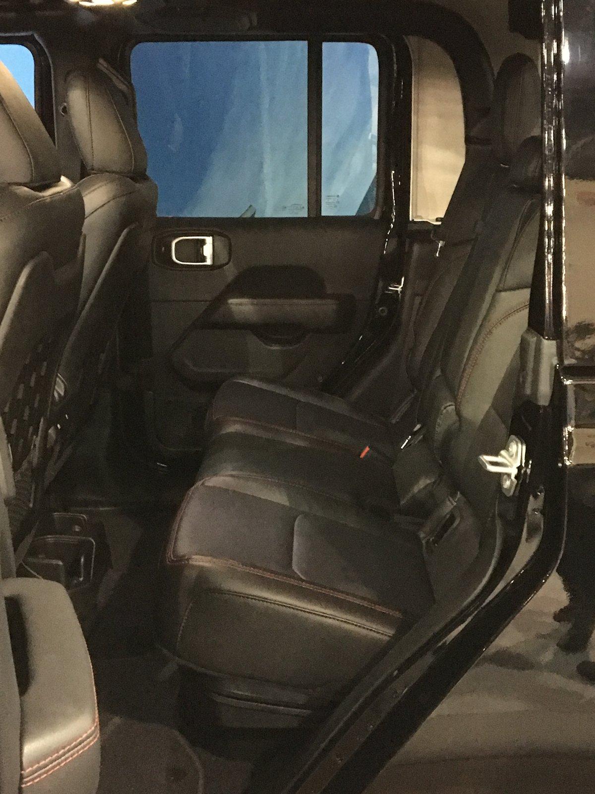 Jeep Gladiator BLACK Gladiator JT Club 9491BF35-3A10-4EA1-9FE2-8F4DEC850922