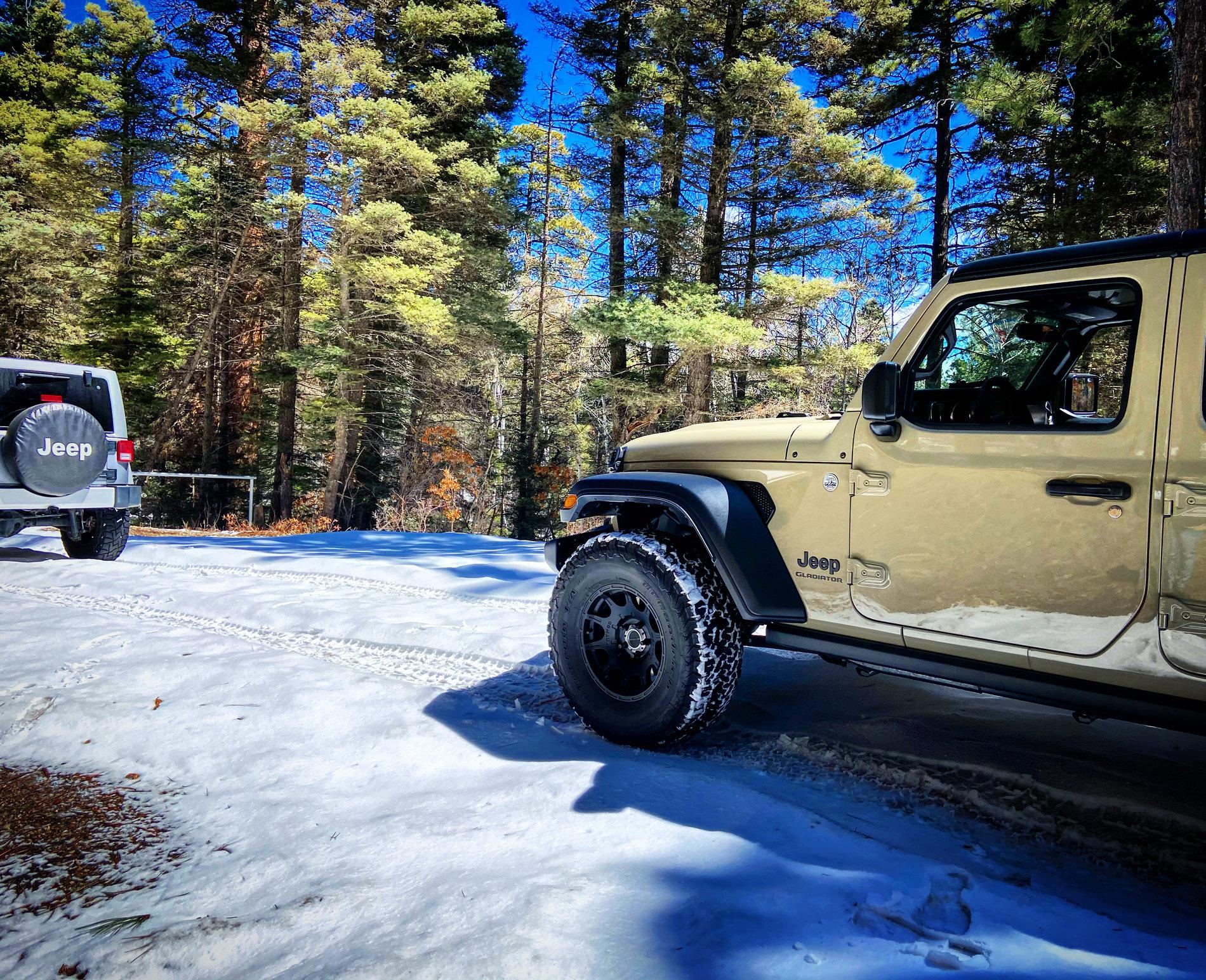 Jeep Gladiator My Gobi Tan Sport S 90E0D54C-CF98-490D-9AC8-5E50B9161BE2