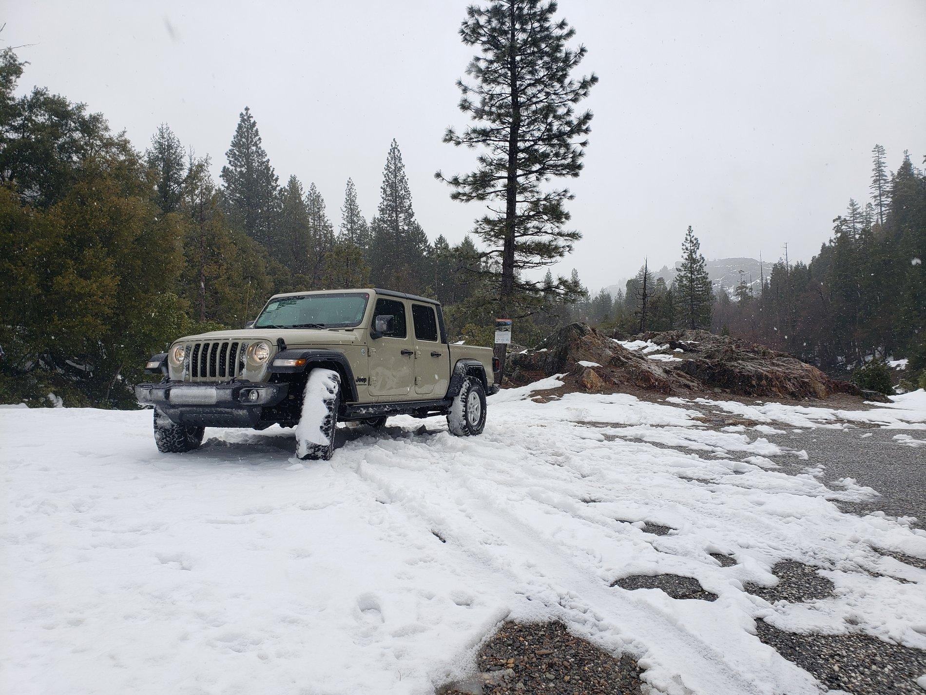 Jeep Gladiator Let's see 'em - Larger tires on Sport S wheels 20200404_152408