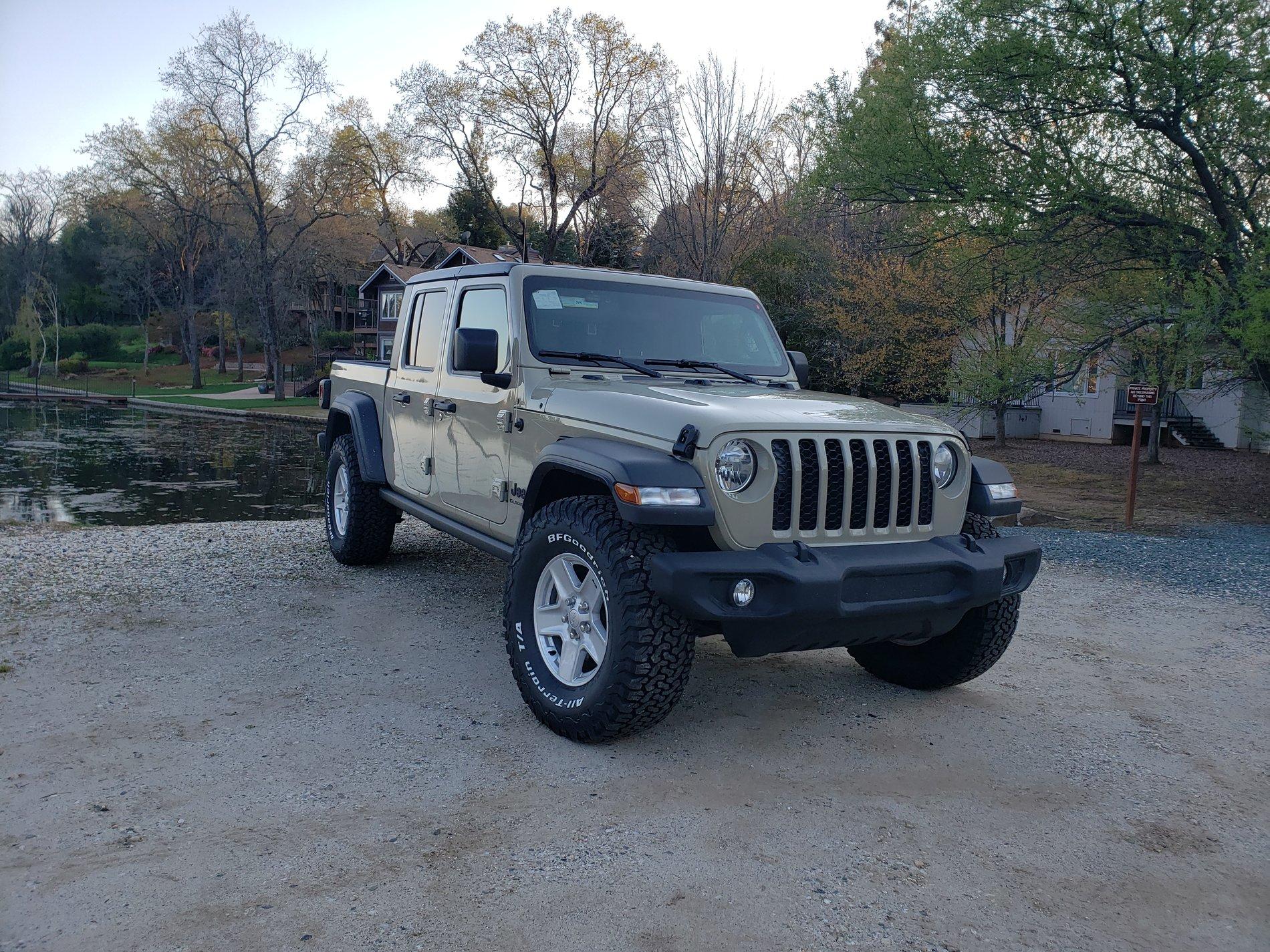 Jeep Gladiator Let's see 'em - Larger tires on Sport S wheels 20200403_184450