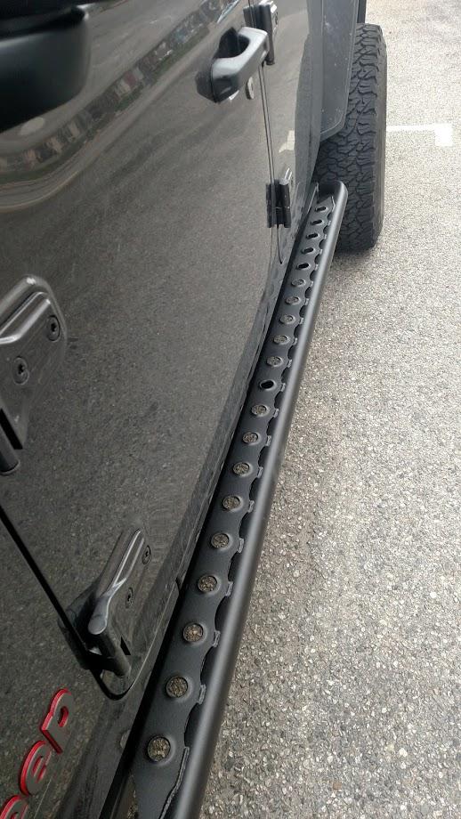 Jeep Gladiator Rock Rails Thread view of body curve