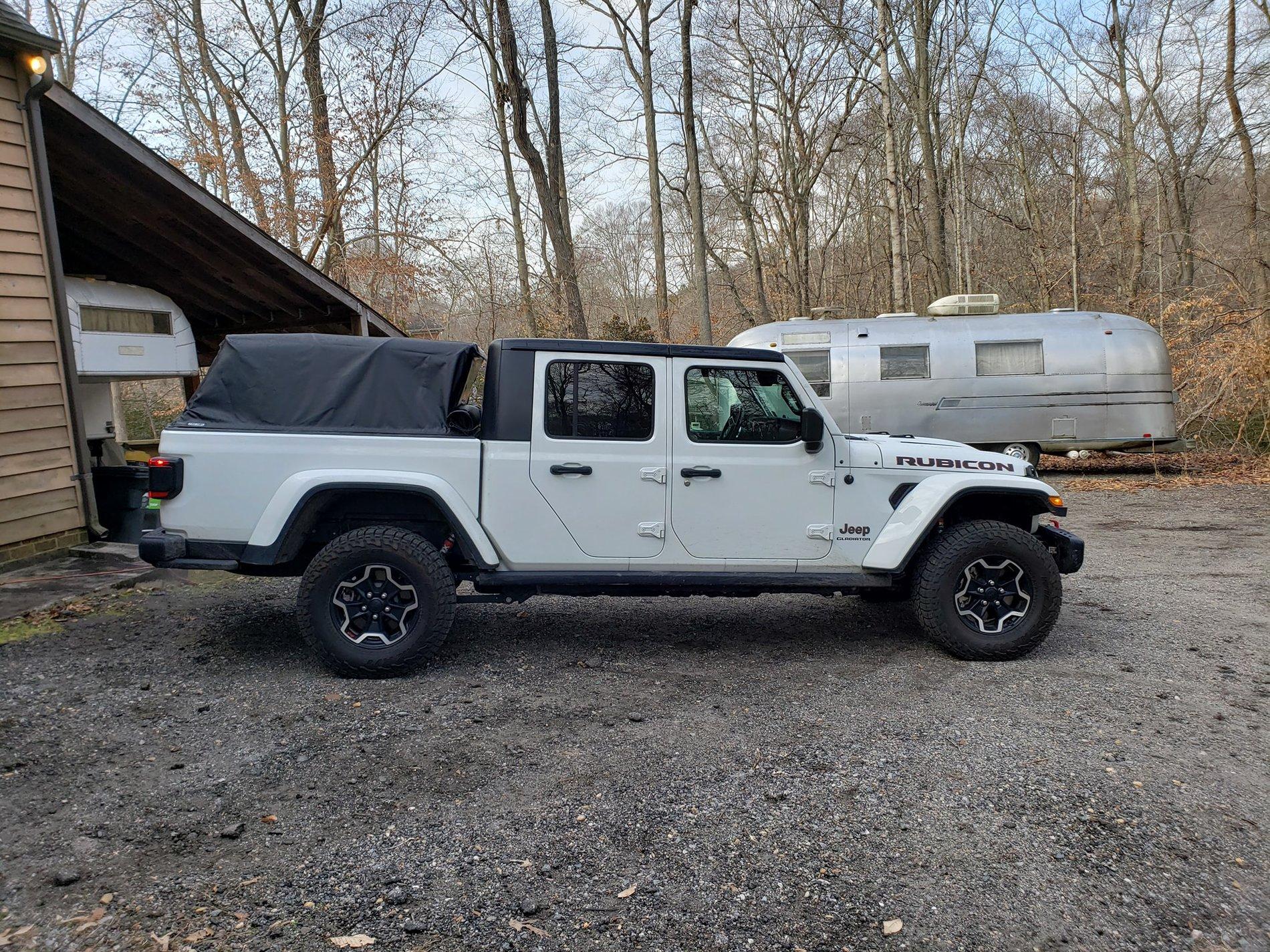 Jeep Gladiator Are rear storage bins standard? 84439523_2832612073444580_2133412085302820864_o
