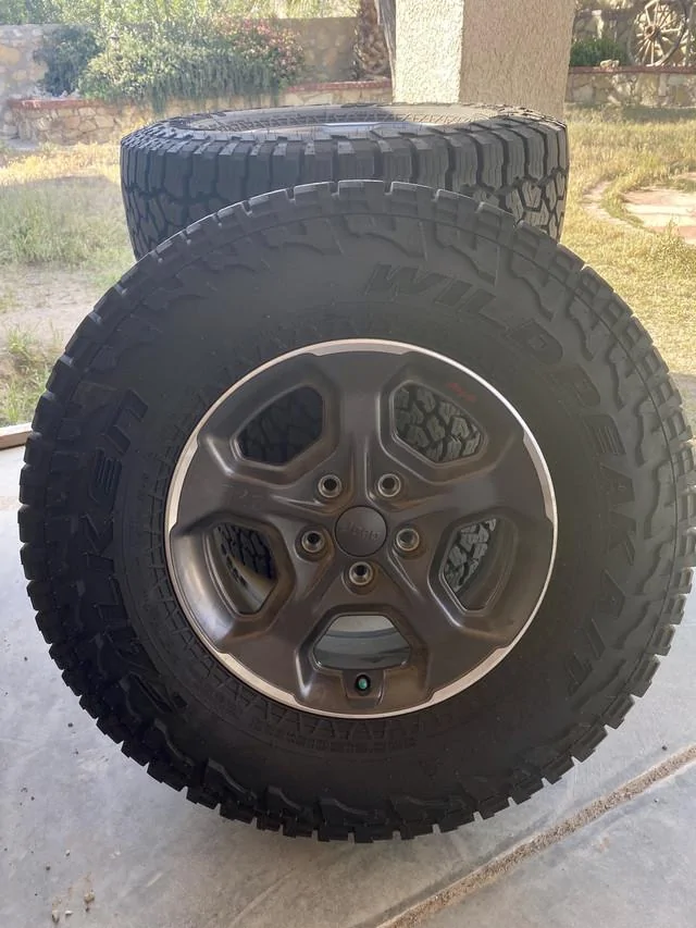 Jeep Gladiator SOLD Rubicon Wheels & Tires w/TPMS + Spare F2905-CD6-519-C-4-BF9-9-CA8-5-EF2-B2-B64-E33