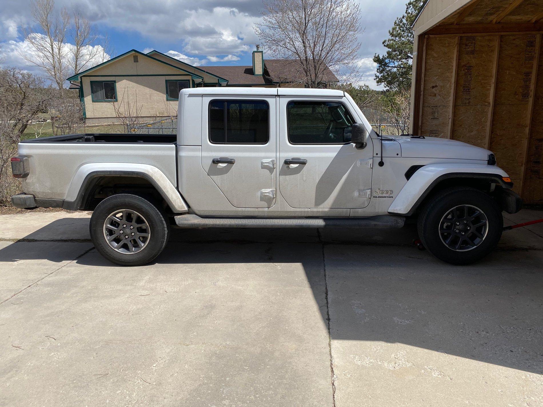 Jeep Gladiator Overland No Lift on 35's and 22" {filename}