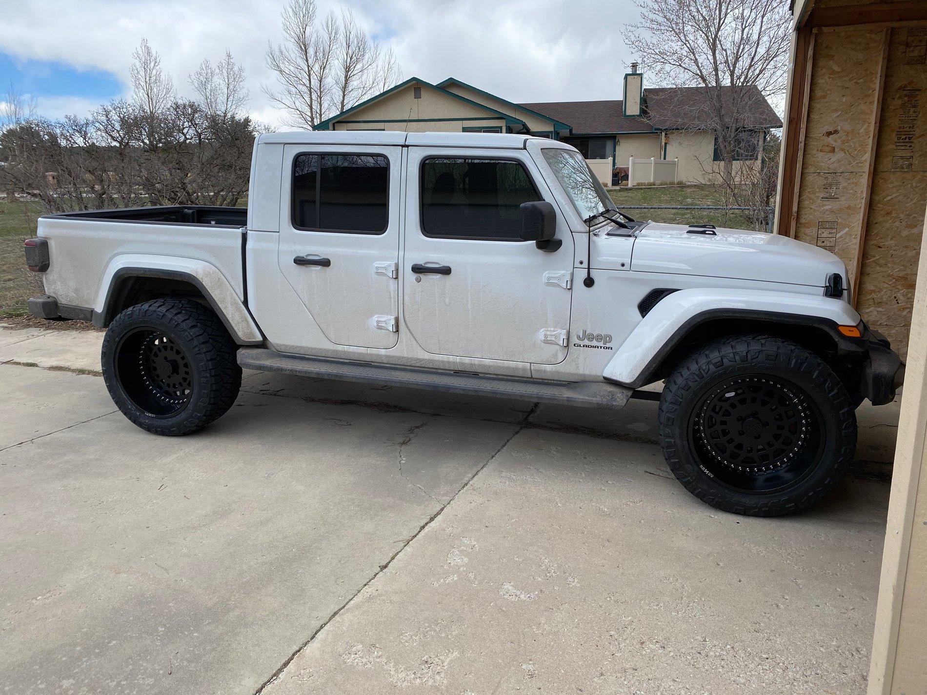 Jeep Gladiator Overland No Lift on 35's and 22" {filename}