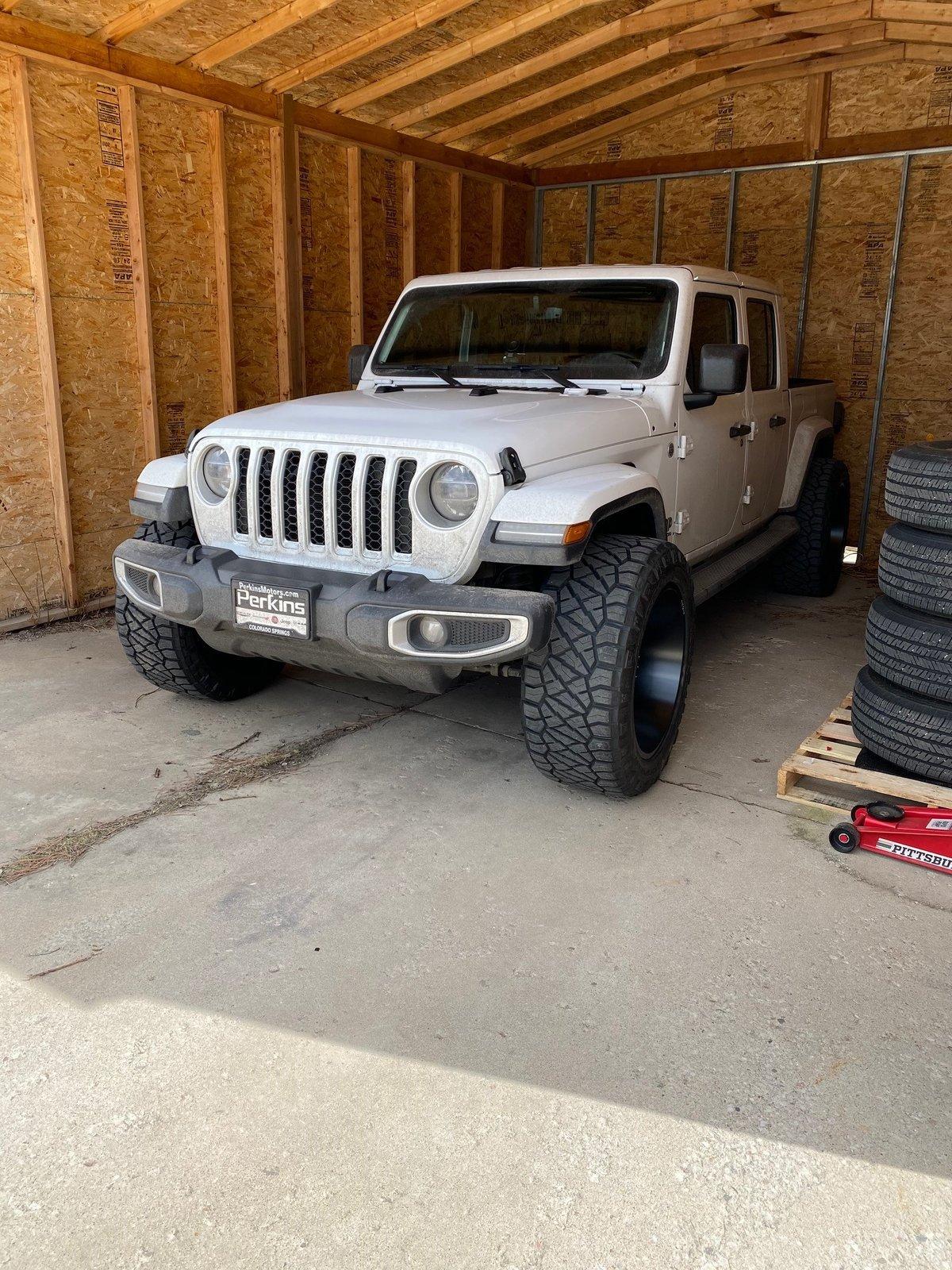 Jeep Gladiator Overland No Lift on 35's and 22" {filename}