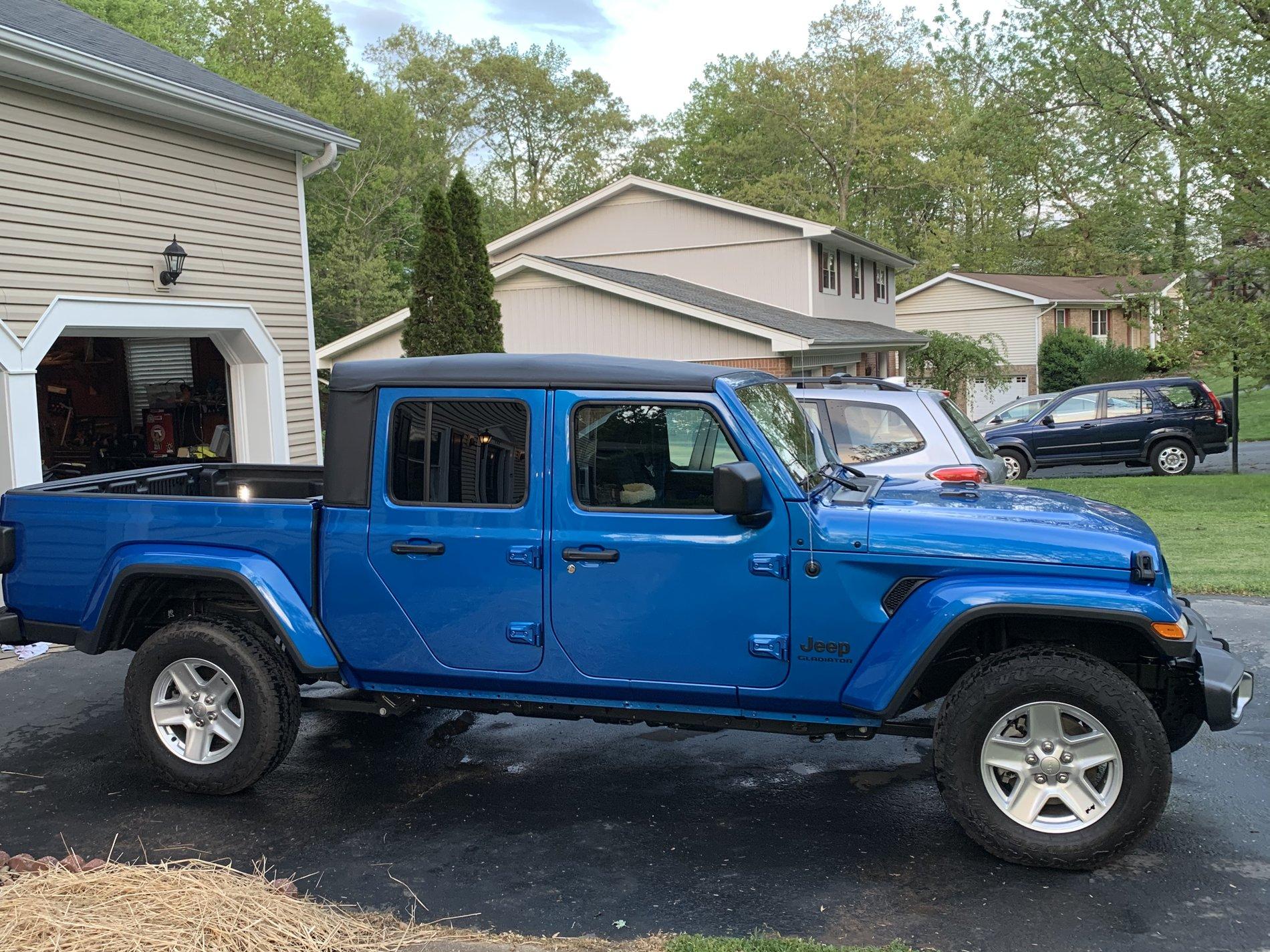 Jeep Gladiator HYDRO BLUE PEARL Gladiator JT Club E80B3484-87F4-41D5-92D0-F9BF5D4ED036