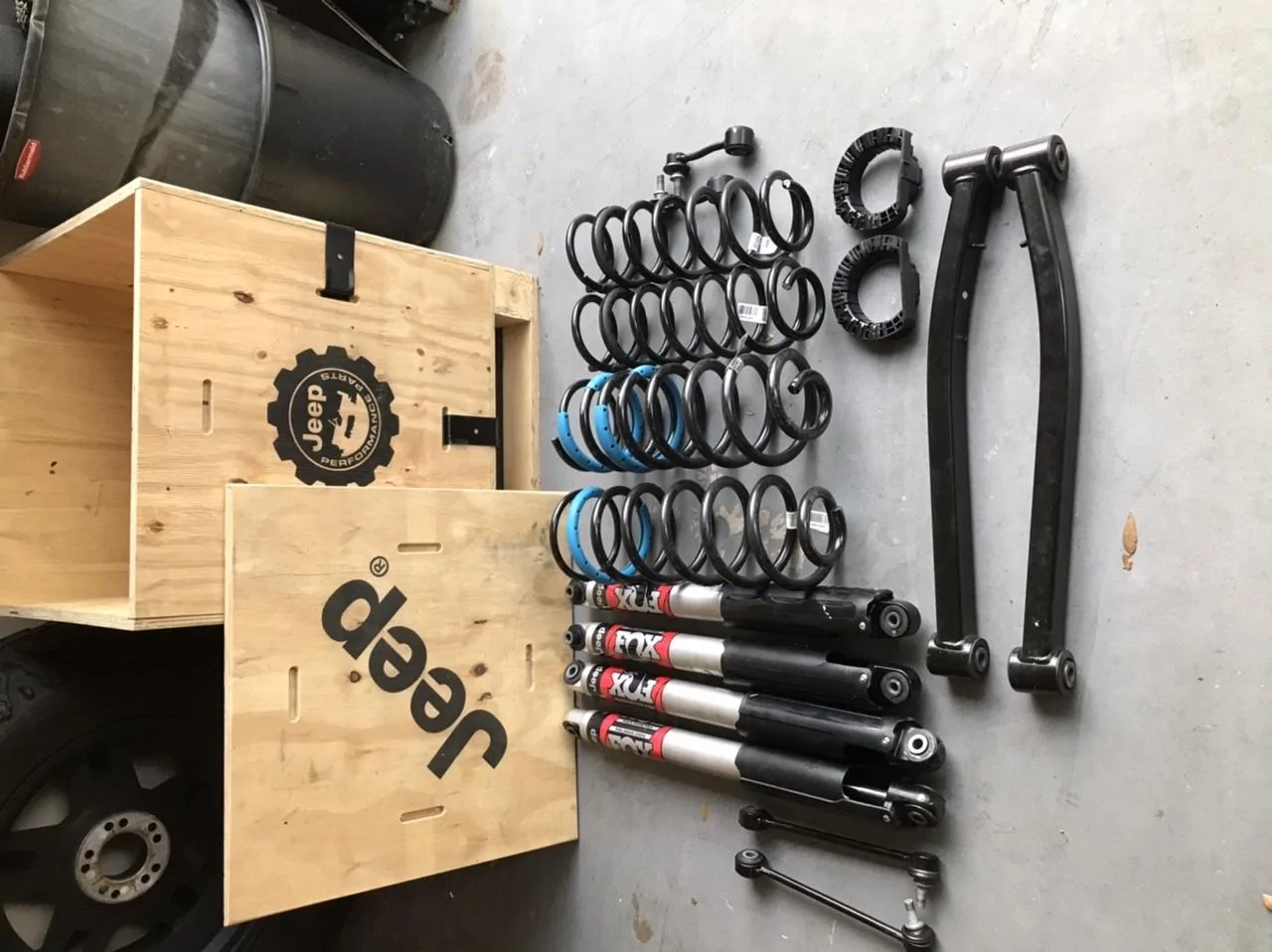 Jeep Gladiator WTS-Gladiator Rubicon OEM Suspension with Fox Shocks in MOPAR 2” Lift Pine Box 0E069C33-9575-4FA3-BA6F-771AF9E3E567