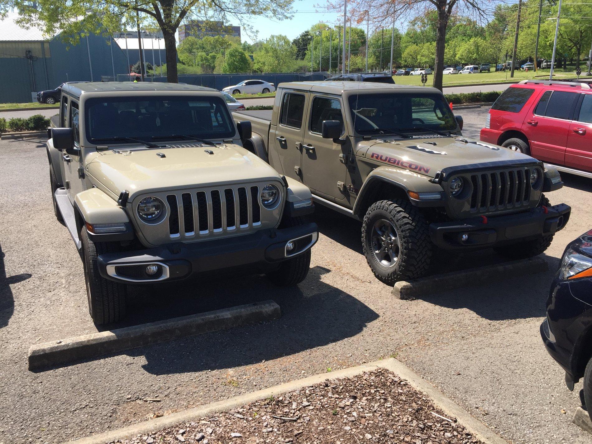 Jeep Gladiator Jeeps Parking Next To Jeeps BA2143DB-78D2-4989-A582-F1DF095AFBD9