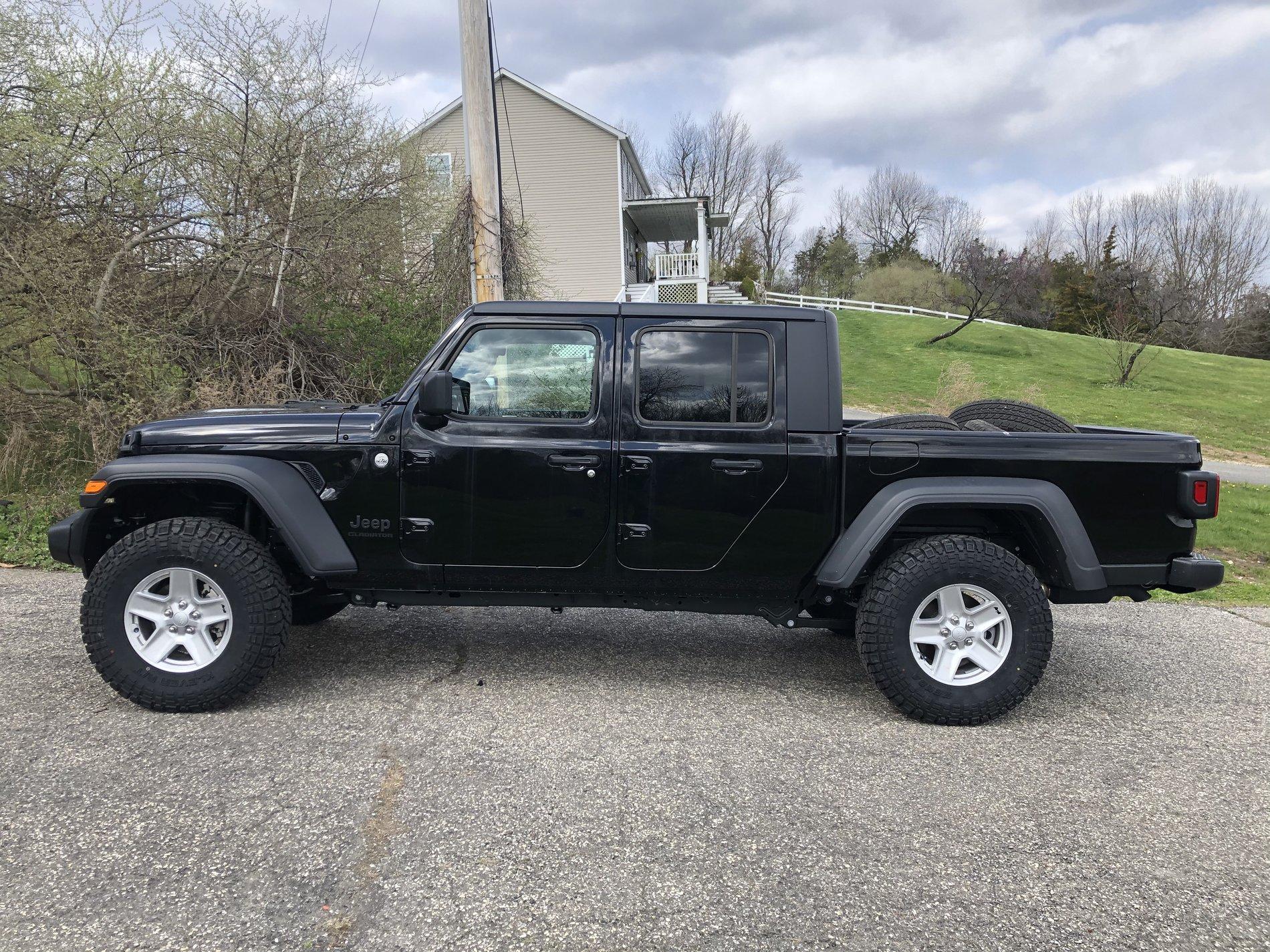 Jeep Gladiator Black and gold gladiator 872E0AE5-B05D-454C-AB65-6F9B9097D91F