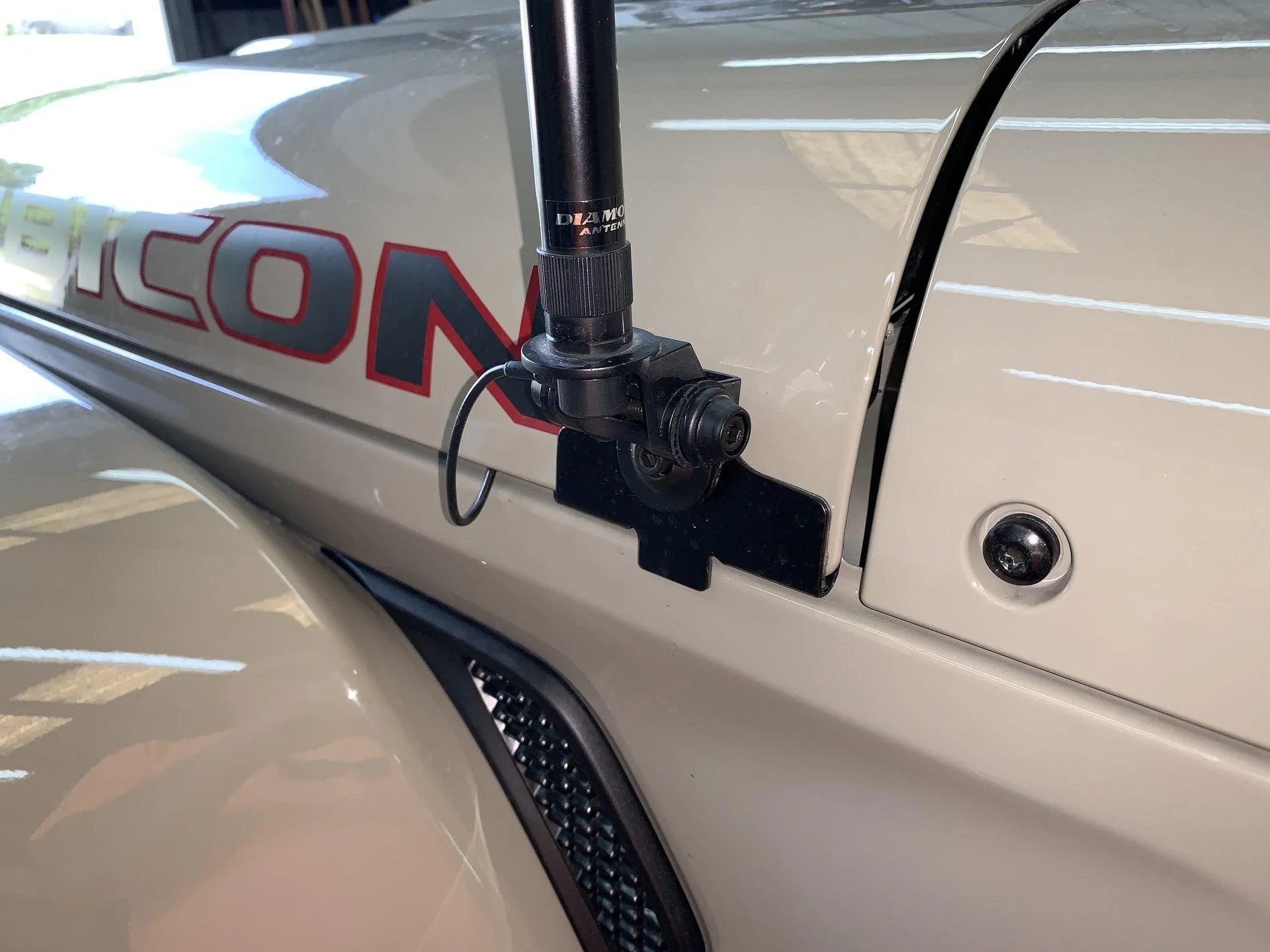 Jeep Gladiator Magnetic HAM antenna location? IMG_4255