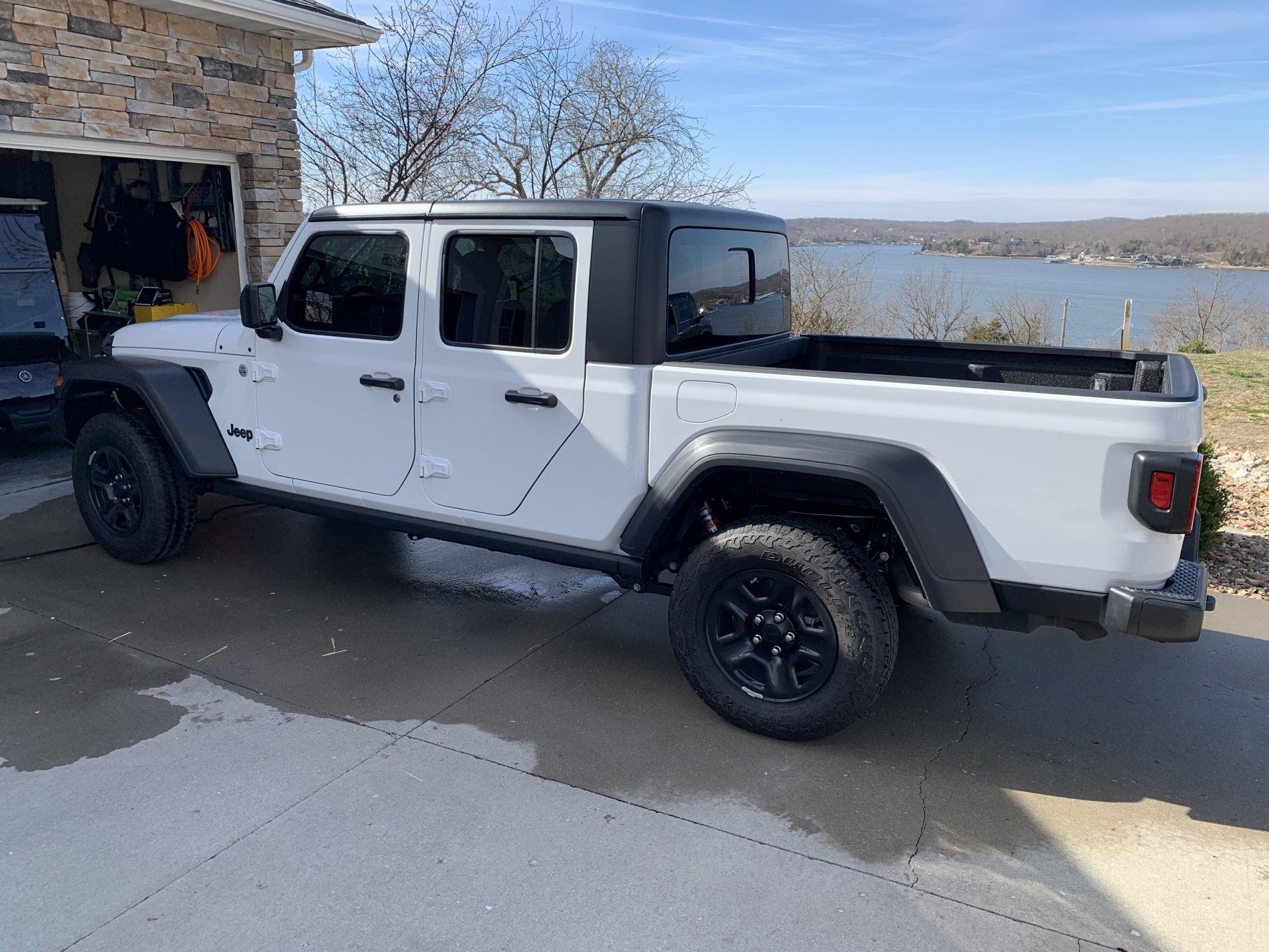 Jeep Gladiator Bunchahoopla White Sport Build 47833062-0877-465A-93F4-4458FD9713AA