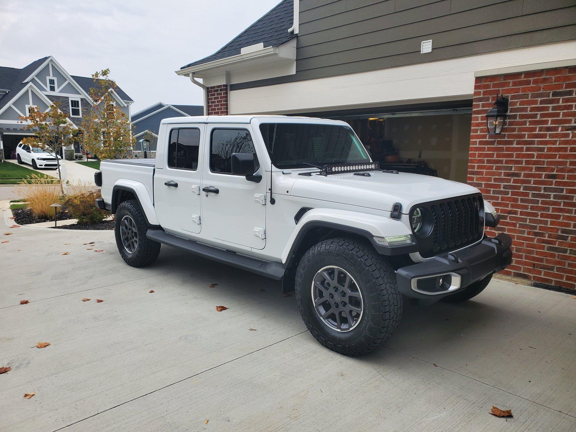 Jeep Gladiator Overland jeep nameplates diff color? 20191030_113553