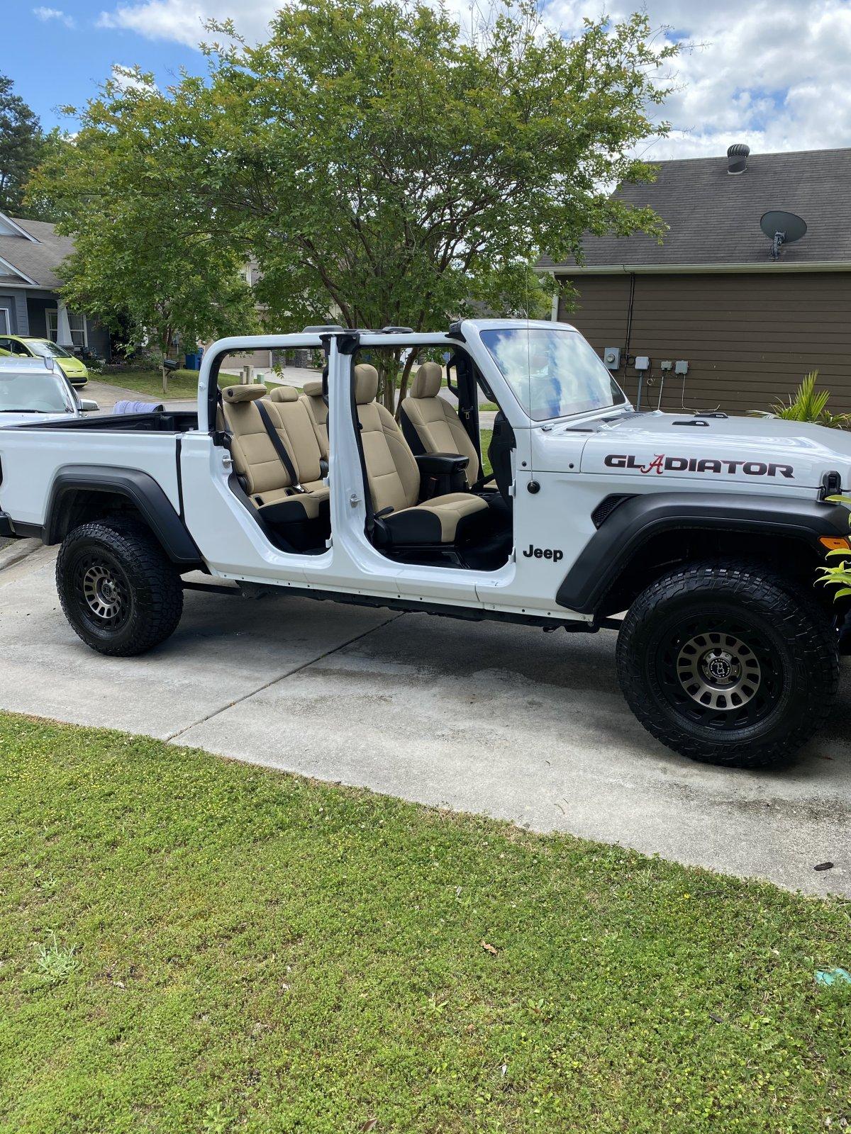 Jeep Gladiator BRIGHT WHITE Gladiator JT Club 98F2F5F1-E921-451A-8C7A-AA45B956C438