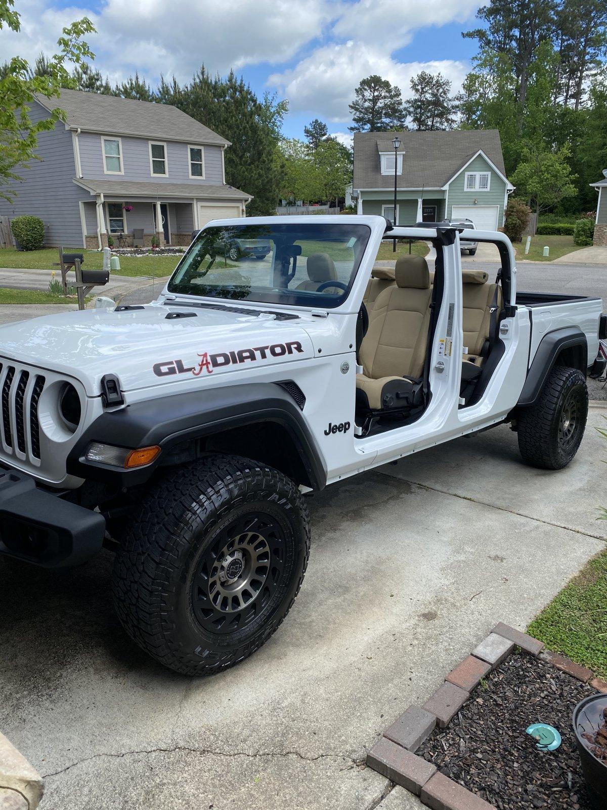 Jeep Gladiator BRIGHT WHITE Gladiator JT Club 0B23A165-8D6D-408C-9F58-C8A217ED2921