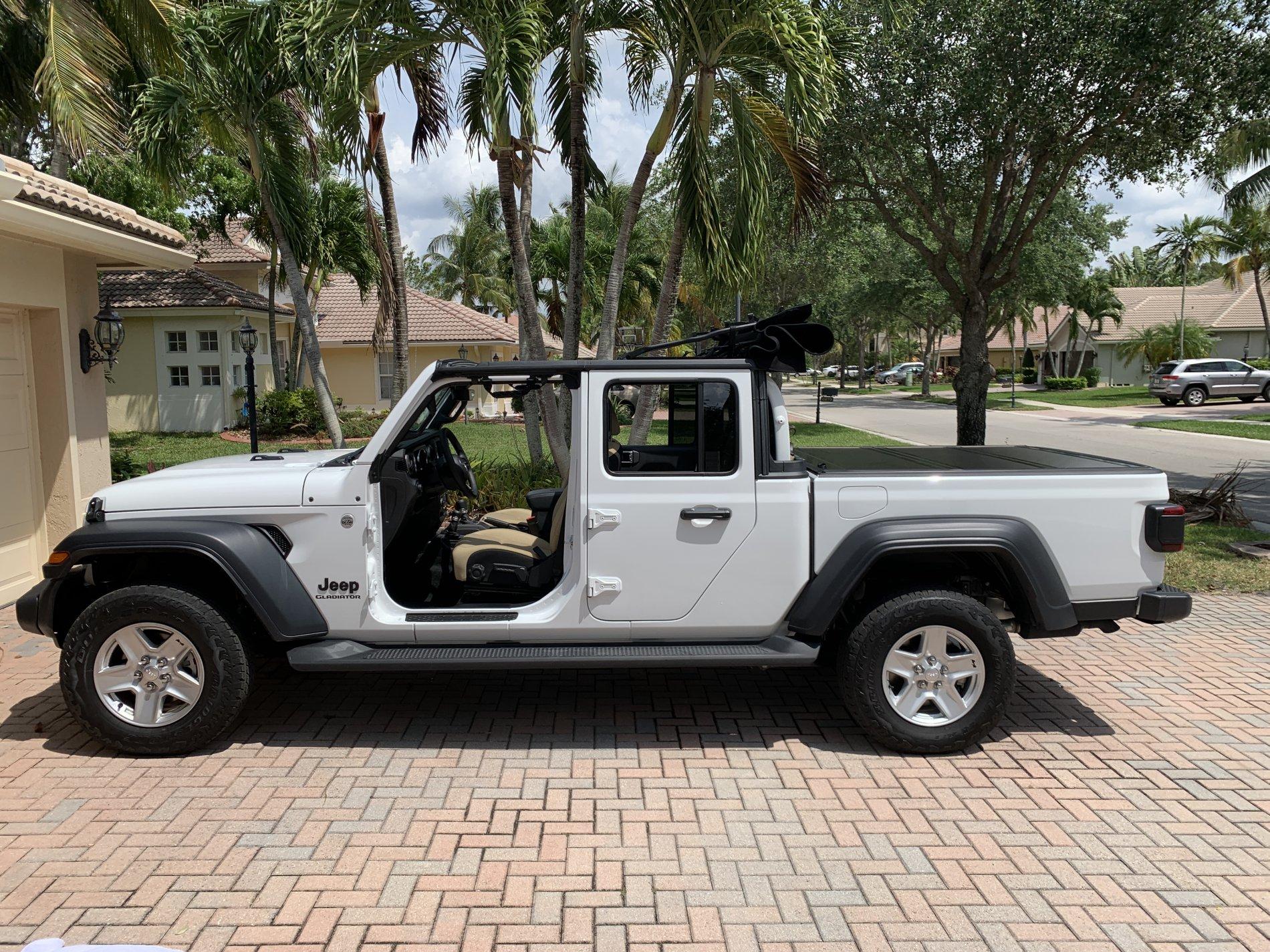 Jeep Gladiator BRIGHT WHITE Gladiator JT Club E5B46D8C-06AC-43BE-BD1E-B48B0A55C78D