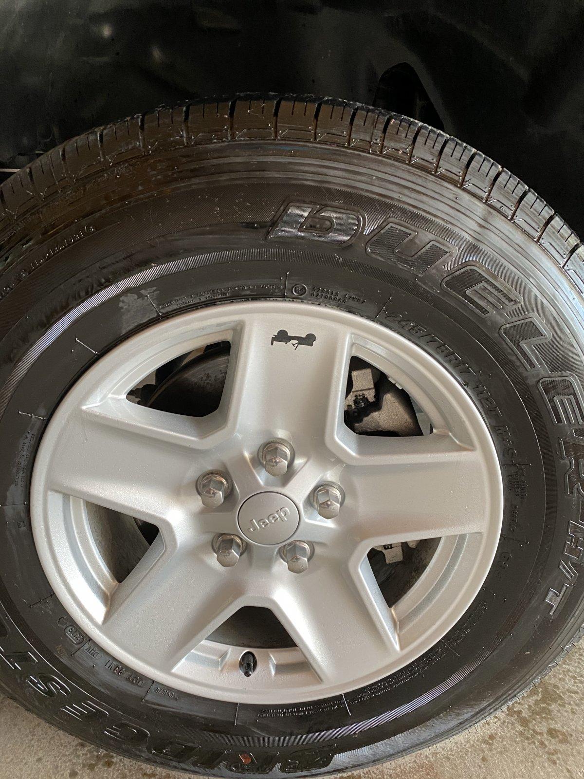 Jeep Gladiator 5 Sport S Wheels and Tires BA883D43-C6AF-4C6E-9096-F2C531BAB531