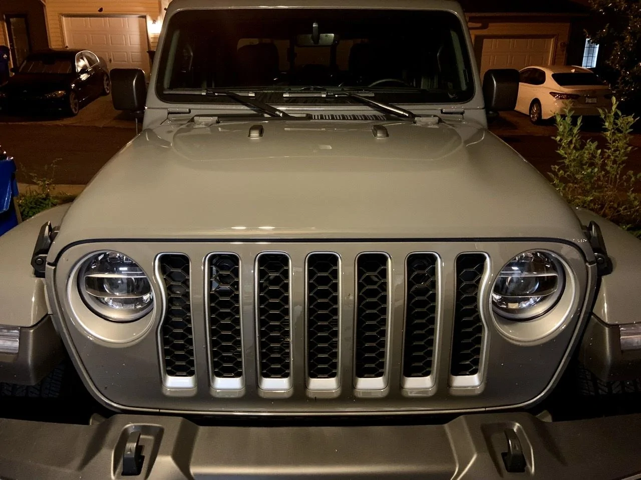 Jeep Gladiator Auto Ventshade Bug Guard Aeroskin II E7762886-DA03-4271-850A-ED78E9F41E28