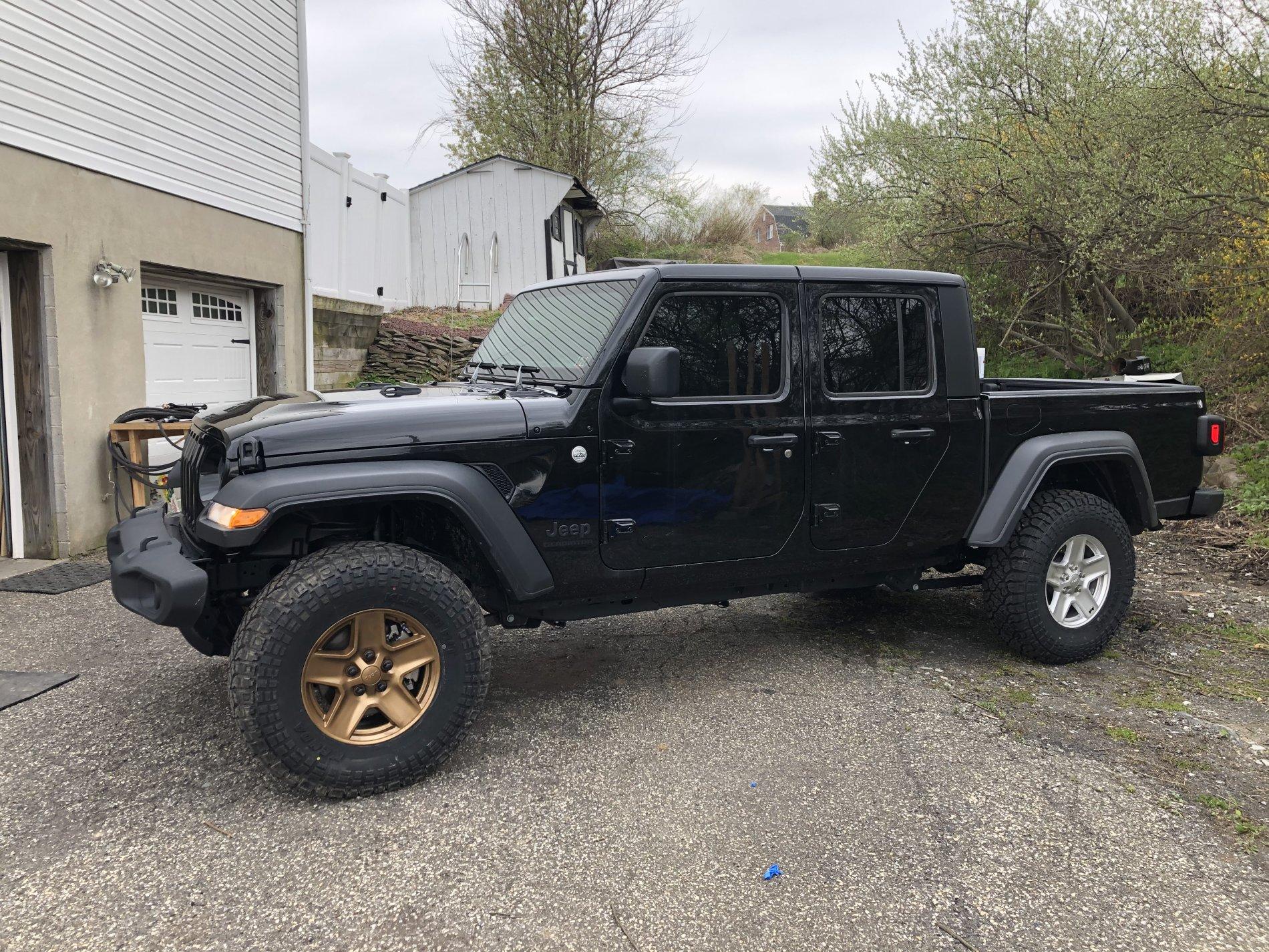 Jeep Gladiator Black and gold gladiator 567CB1D4-D7FA-4BDA-A4B2-6B691001674A