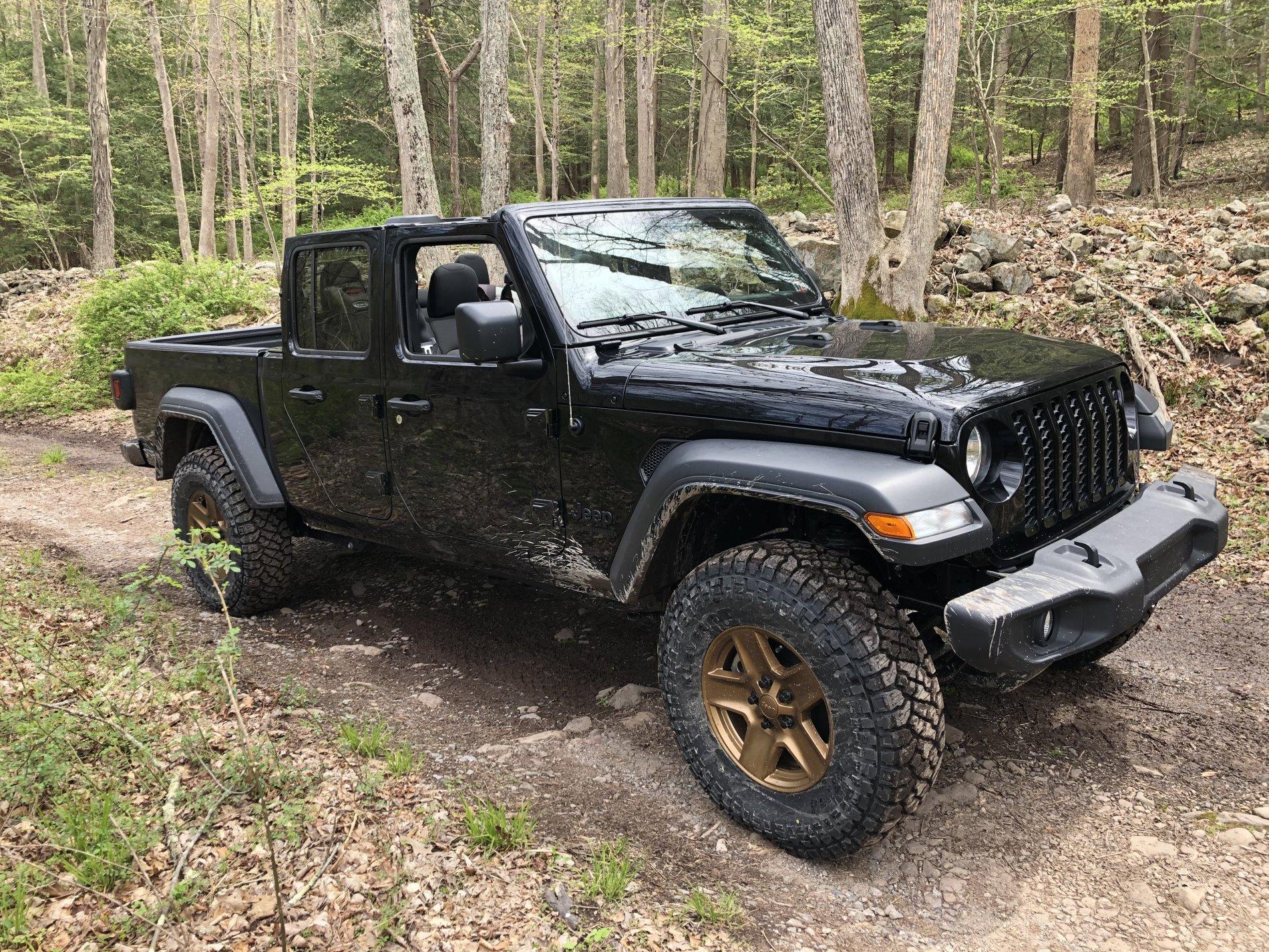 Jeep Gladiator Black and gold gladiator 61099F35-6FC0-473C-A954-34E7B5A2E74E