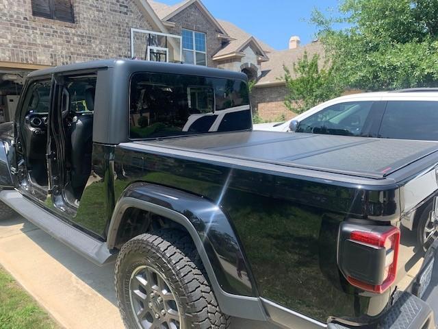 Jeep Gladiator Bed Cover, roll up vs tri fold 1